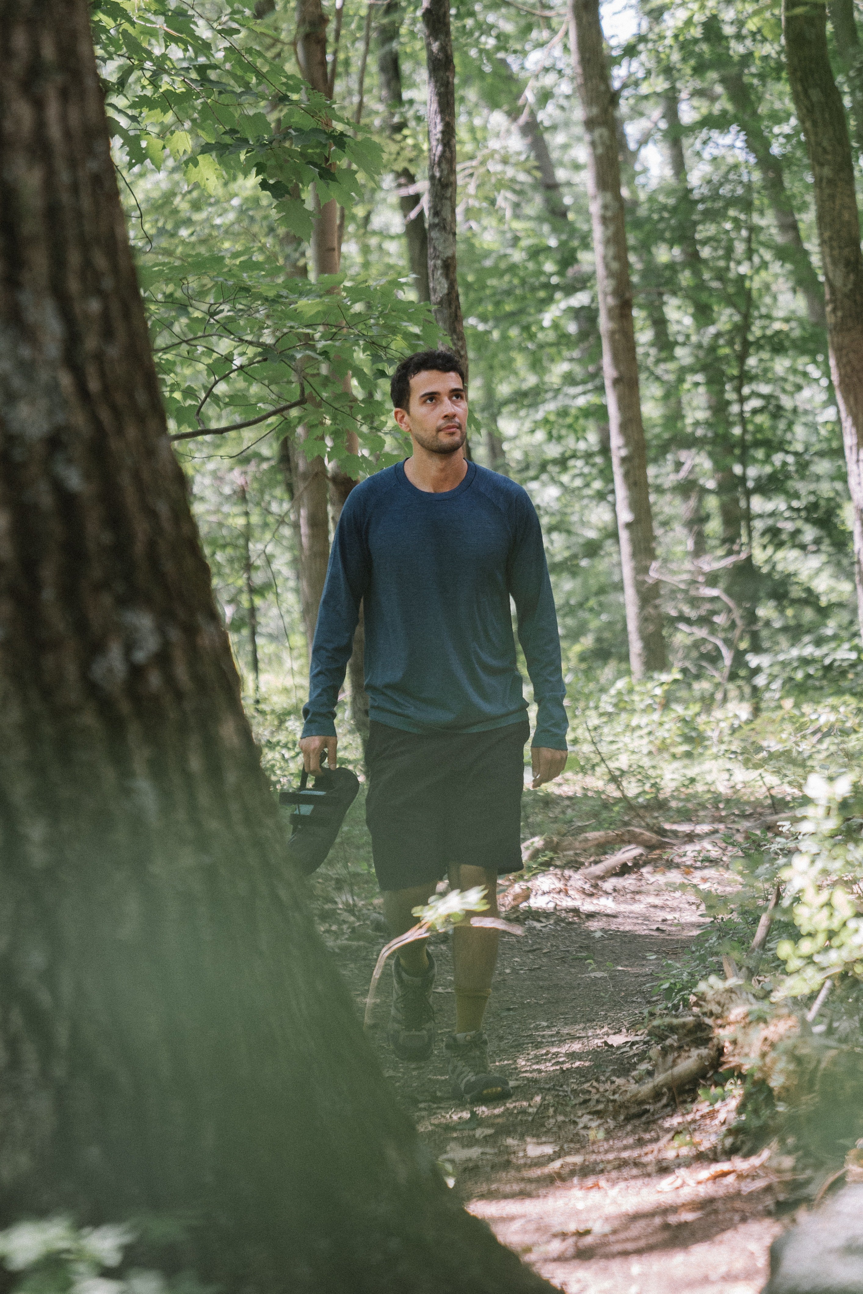 Hombre caminando por el bosque. | Foto: Pexels