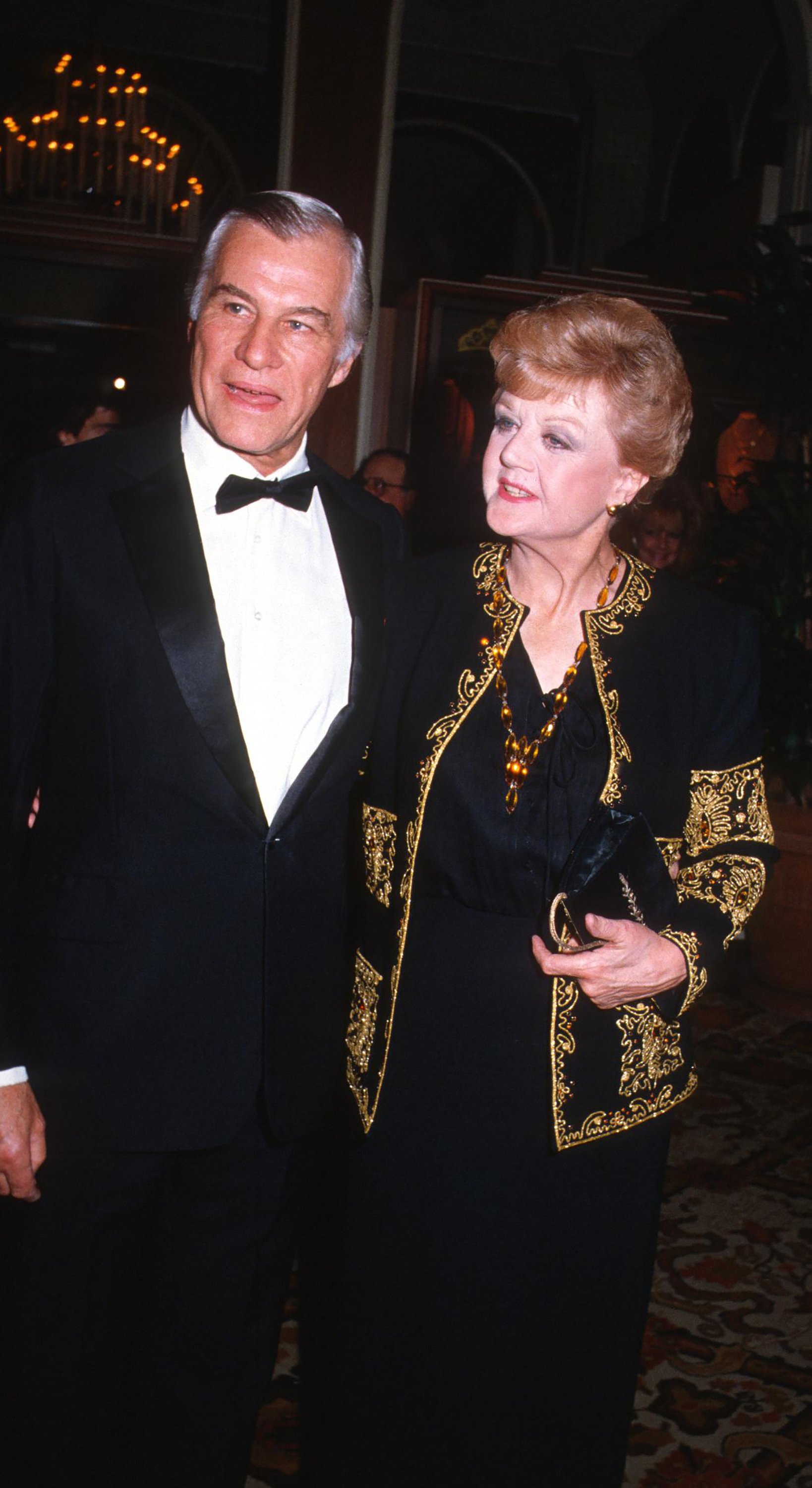 Peter Shaw y Angela Lansbury asisten a los 42º Premios Golden Globe en el Beverly Hilton Hotel en Beverly Hills, California el 26 de enero de 1985. | Foto: Getty Images