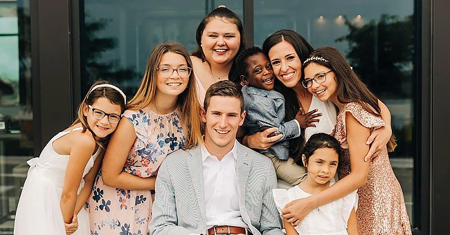 Chris and Emily Norton pictured with their six adoptive children. | Source: facebook.com/chrisanorton16