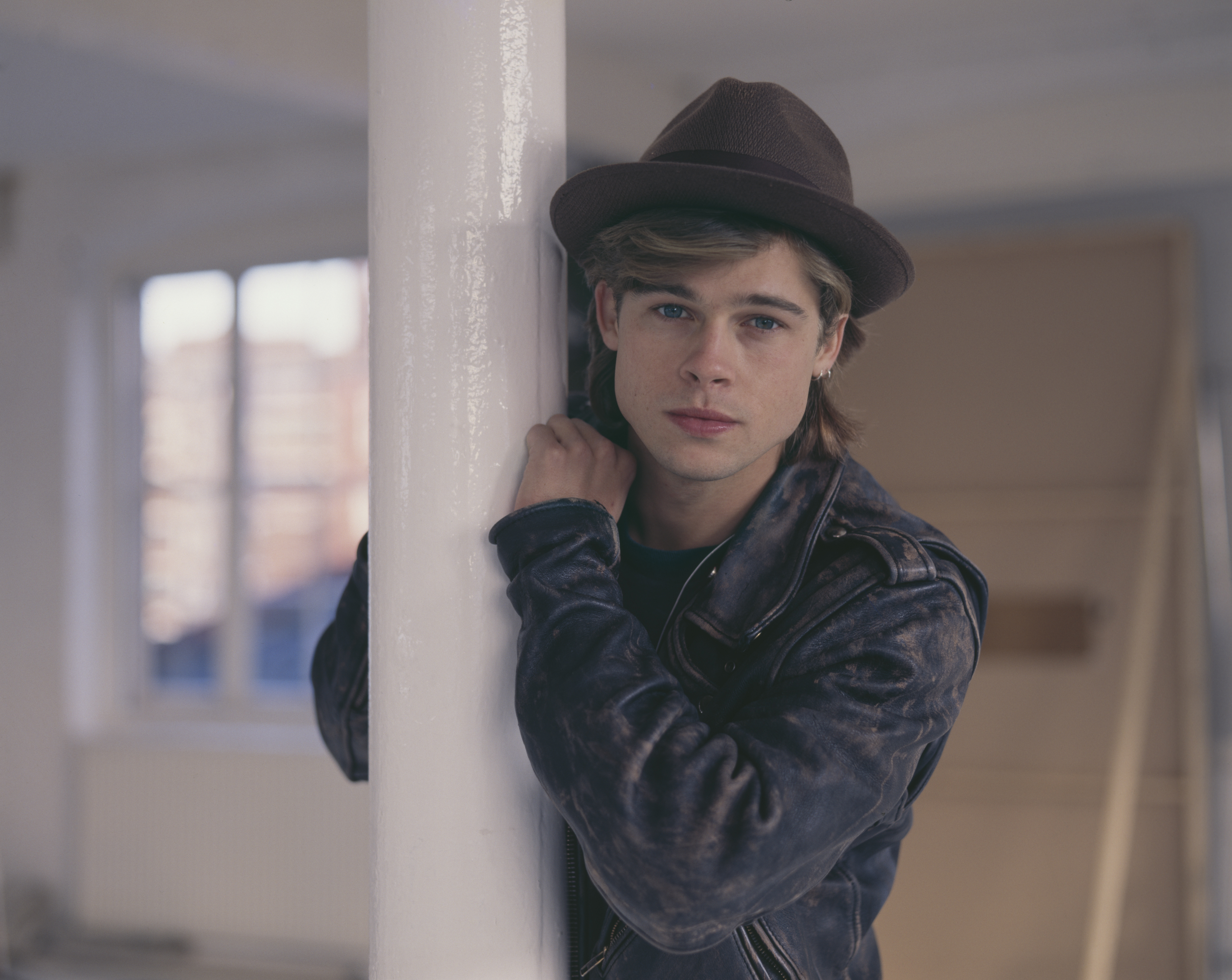 Brad Pitt posed wearing a trilby hat in London in October 1988. | Source: Getty Images