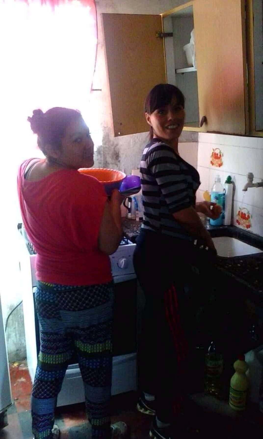 Solange Ábalos with her cousin Mariana Molina washing dishes in a kitchen, from a post dated July 30, 2025 | Source: Facebook/mariana.molina.9655