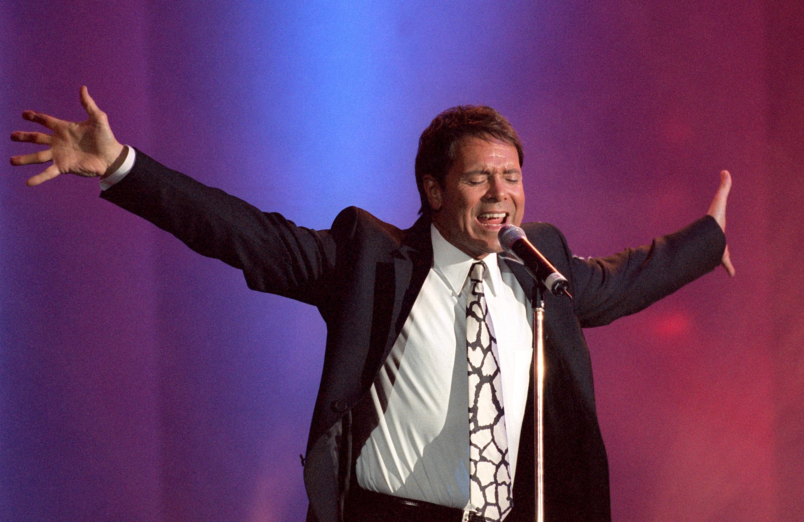 Sir Cliff Richard circa 2000. | Source: Getty Images