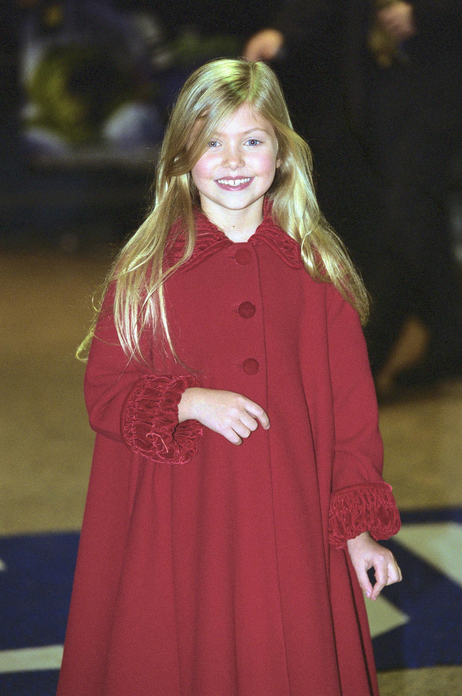 Just seven years old in 2000, Momsen captured hearts as Cindy Lou Who in “How the Grinch Stole Christmas.” On the red carpet, she looked angelic in a long red coat with velvet-trimmed sleeves, her platinum-blonde hair worn loose and straight over her shoulders.