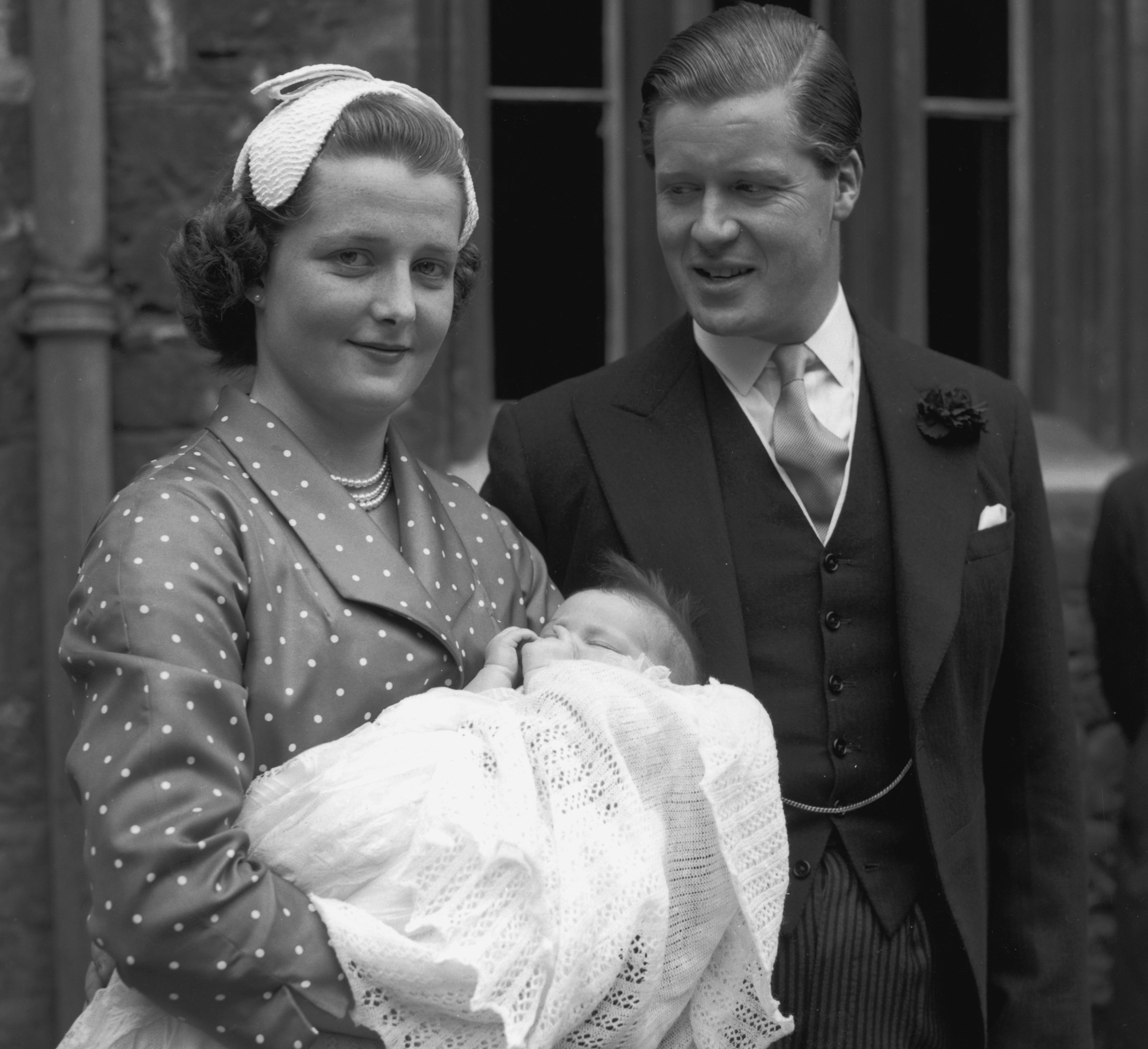 El vizconde Althorp con Frances Roche y su hija Sarah, el 8 de junio de 1955 en la Abadía de Westminster, Londres. | Foto: Getty Images