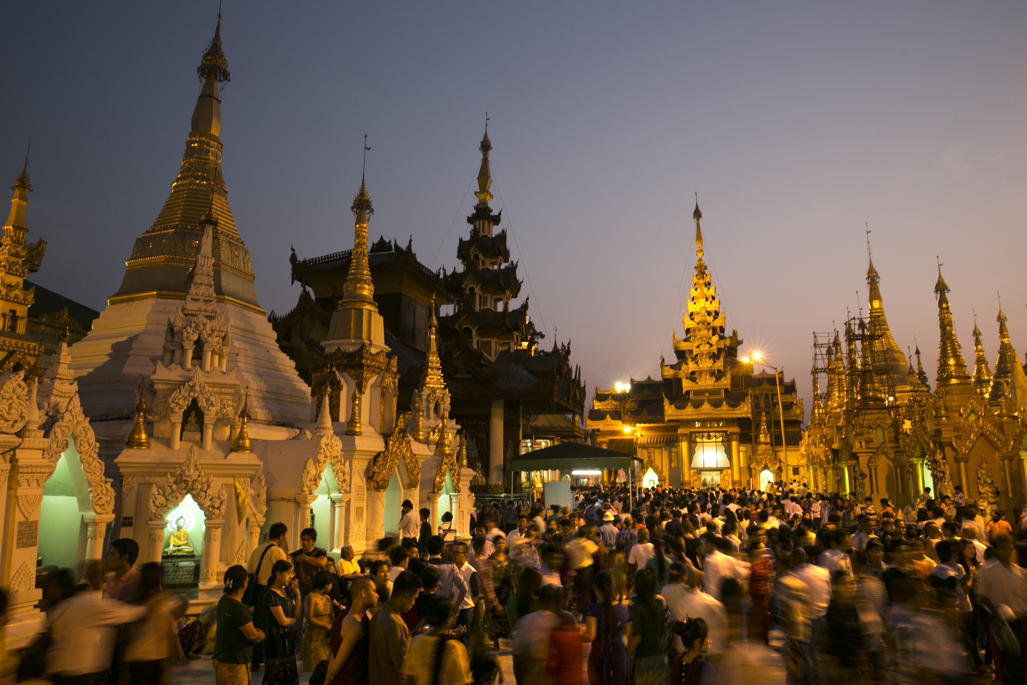 Miles de turistas visitan la pagoda de Shwedagon para celebrar un festival de año nuevo en Myanmar. || Fuente: Getty Images Miles de turistas visitan la pagoda de Shwedagon para celebrar un festival de año nuevo en Myanmar. || Fuente: Getty Images