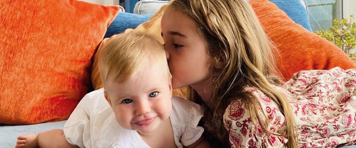 La petite Olivia et sa sœur. | Photo : Twitter/La Vanguardia