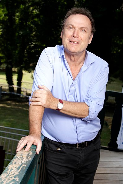 Julien Lepers pose lors d'une séance de portrait à Paris, en France.|Photo : Getty Images