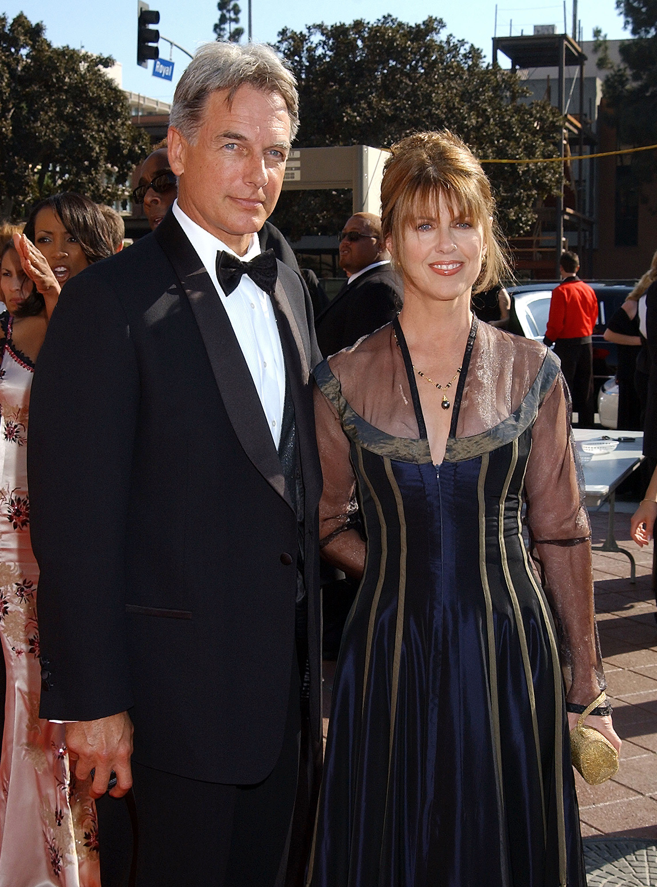 Mark Harmon and Pam Dawber at the 2002 Creative Arts Emmy Awards. | Source: Getty Images