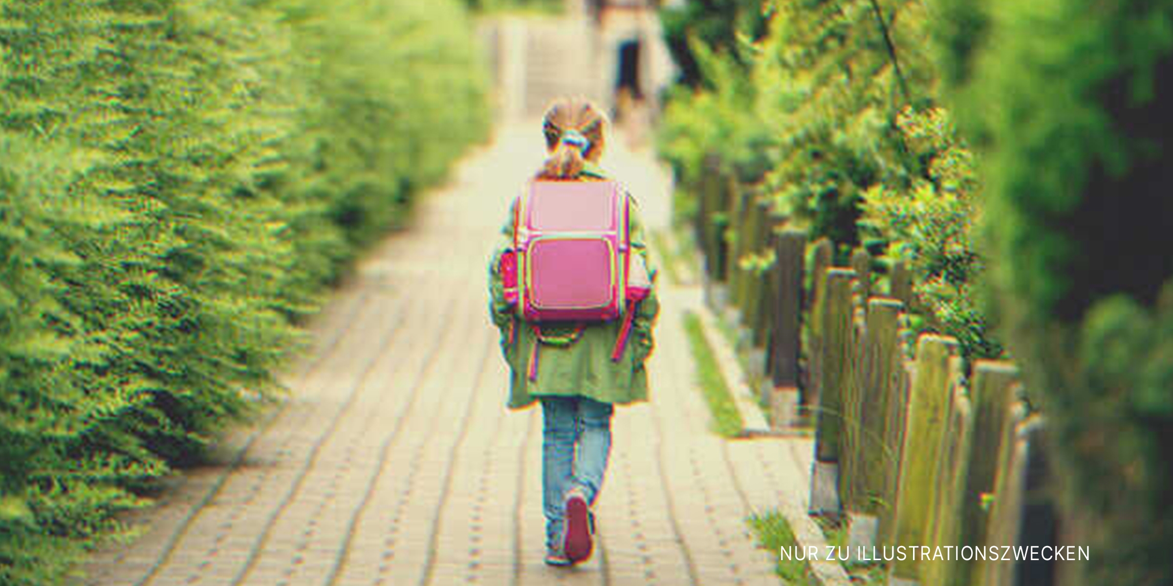 Ein Mädchen auf dem Weg zu Schule | Quelle: Shutterstock