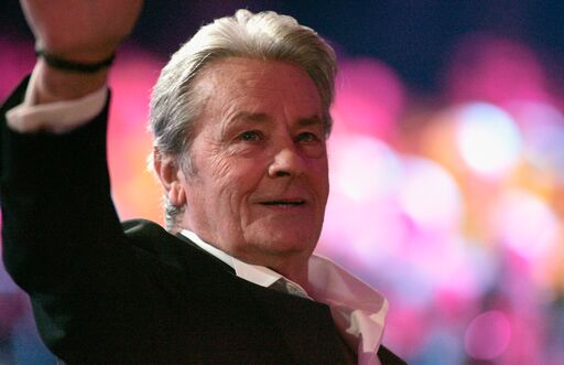 Alain Delon accepte la Palme d'Or d'Honneur lors de la cérémonie de la Palme Honneur lors de la 72ème édition du Festival de Cannes le 19 mai 2019. | Photo : Getty Images Alain Delon accepte la Palme d'Or d'Honneur lors de la cérémonie de la Palme Honneur lors de la 72ème édition du Festival de Cannes le 19 mai 2019. | Photo : Getty Images