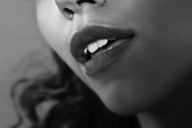 Mujer con los labios oscuros. │Foto: Freepik