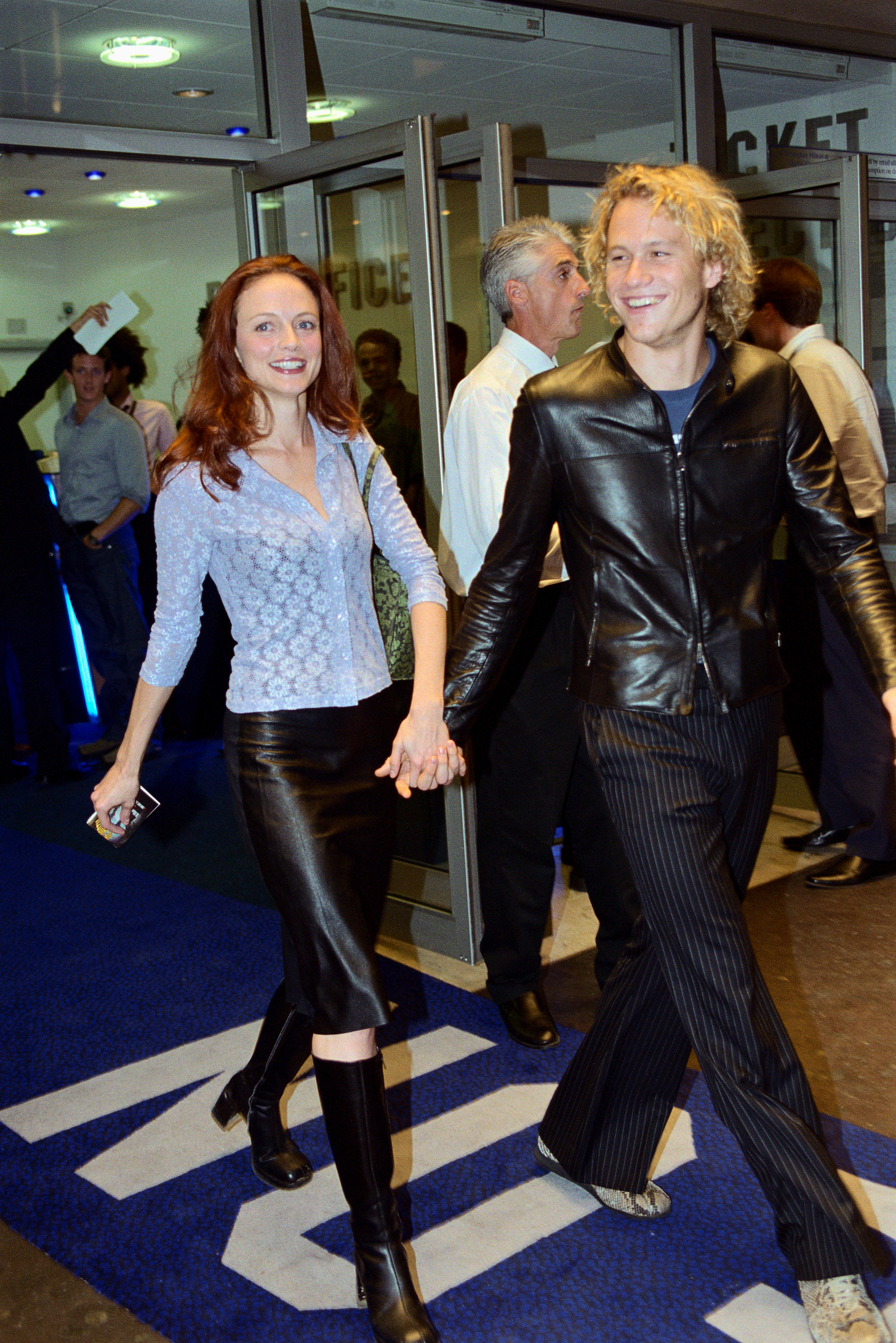 Heather Graham y Heath Ledger asisten al estreno de "The Cell" el 11 de septiembre de 2000, en Londres, Inglaterra. | Foto: Getty Images