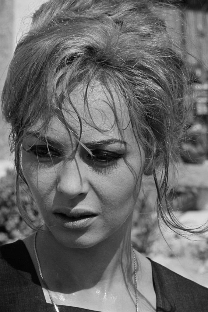 Michèle Mercier on the set of the film ‘Soleil noir’ in Ouargla on June 23, 1966, Algeria.  |  Photo: Getty Images