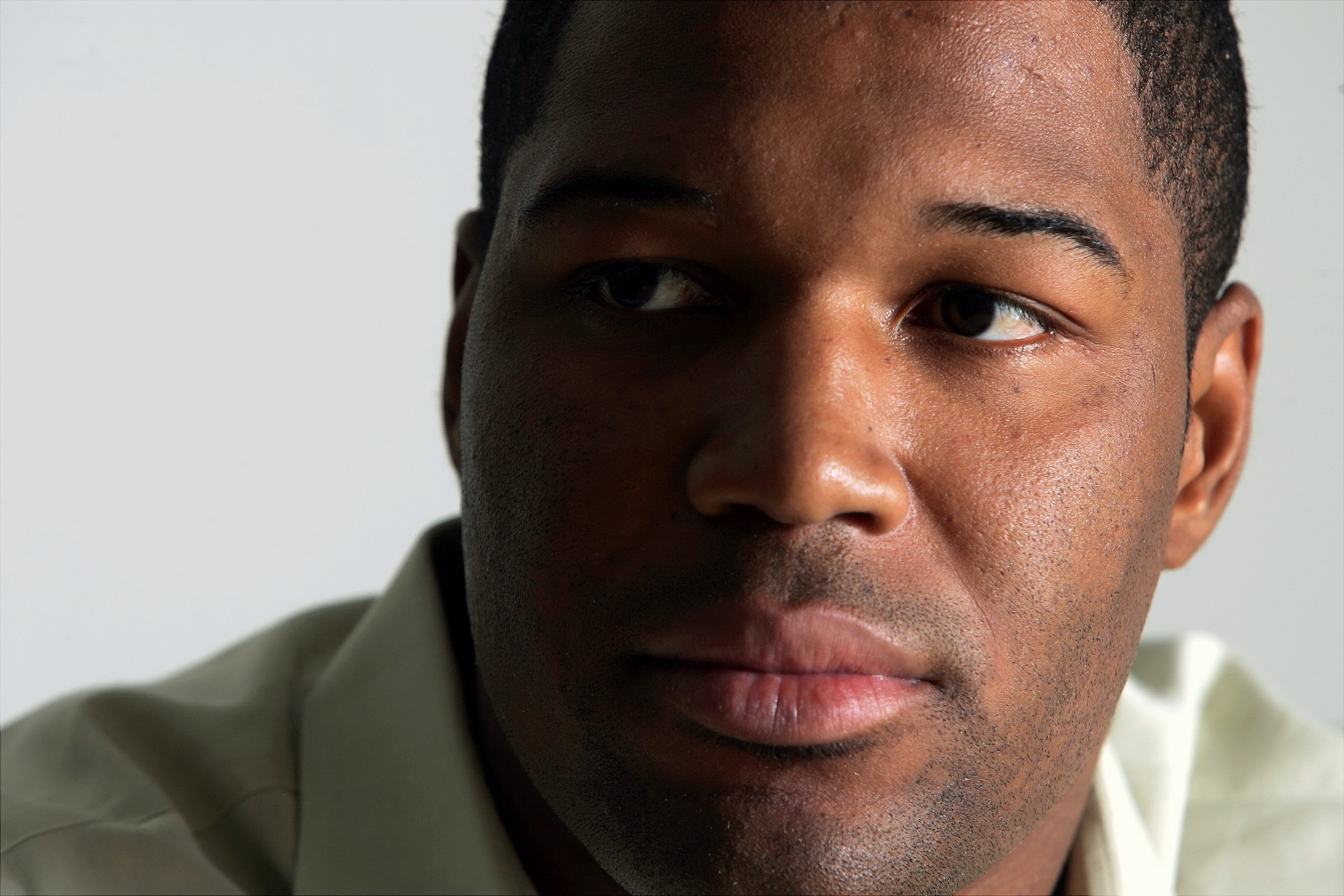 Michael Strahan speaks about his divorce battle at his publicist's Chelsea office on March 18, 2005. | Source: Michael Appleton/NY Daily News Archive/Getty Images