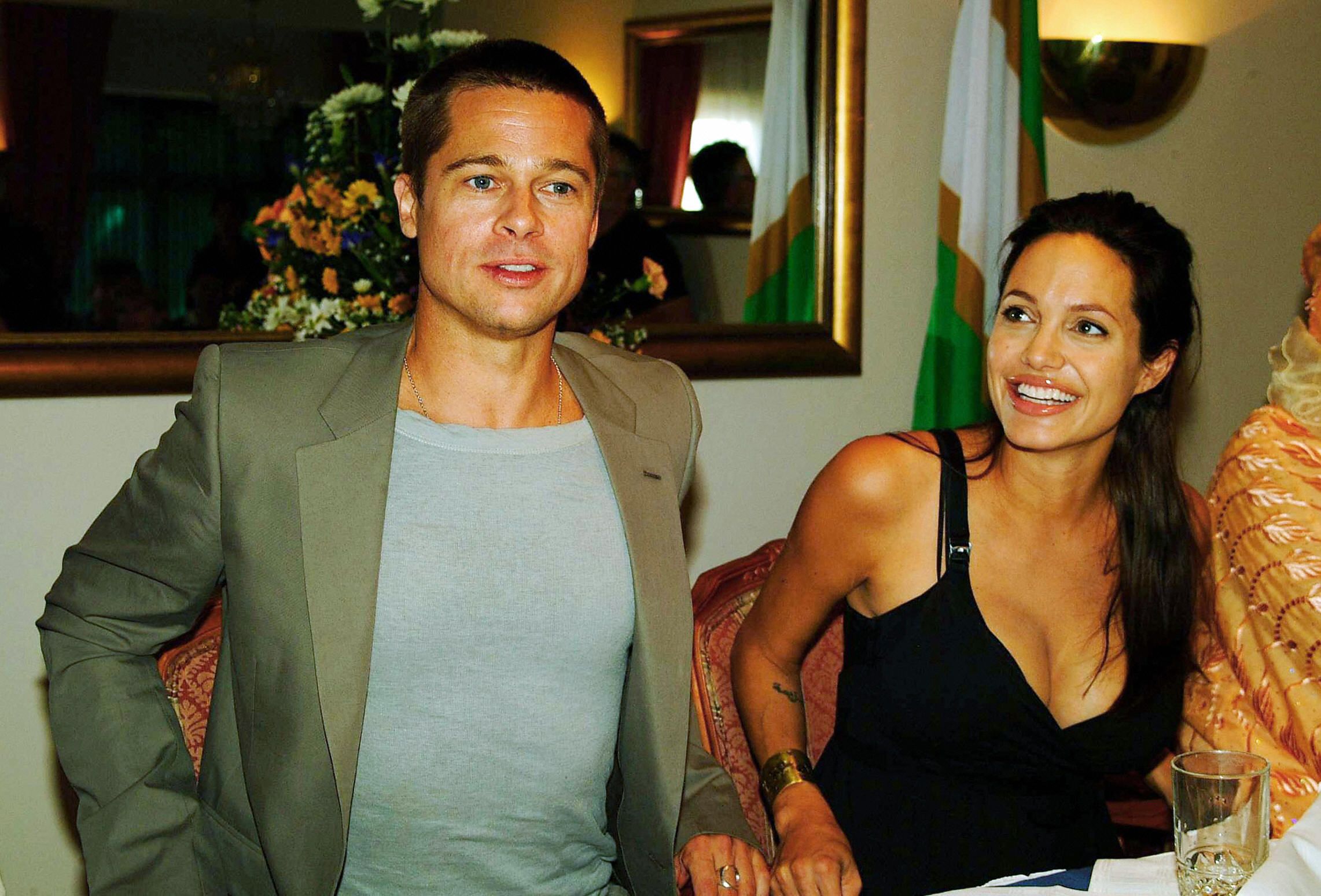 Angelina Jolie und Brad Pitt bei einer Pressekonferenz in Namibia, 2006 | Quelle: Getty Images
