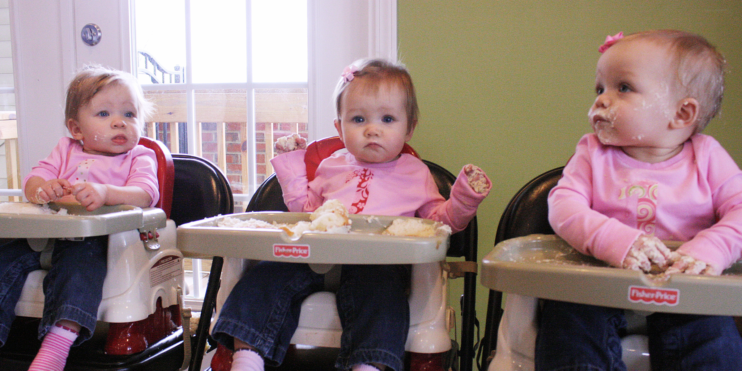 Adorable triplets in a room | Source: Flickr