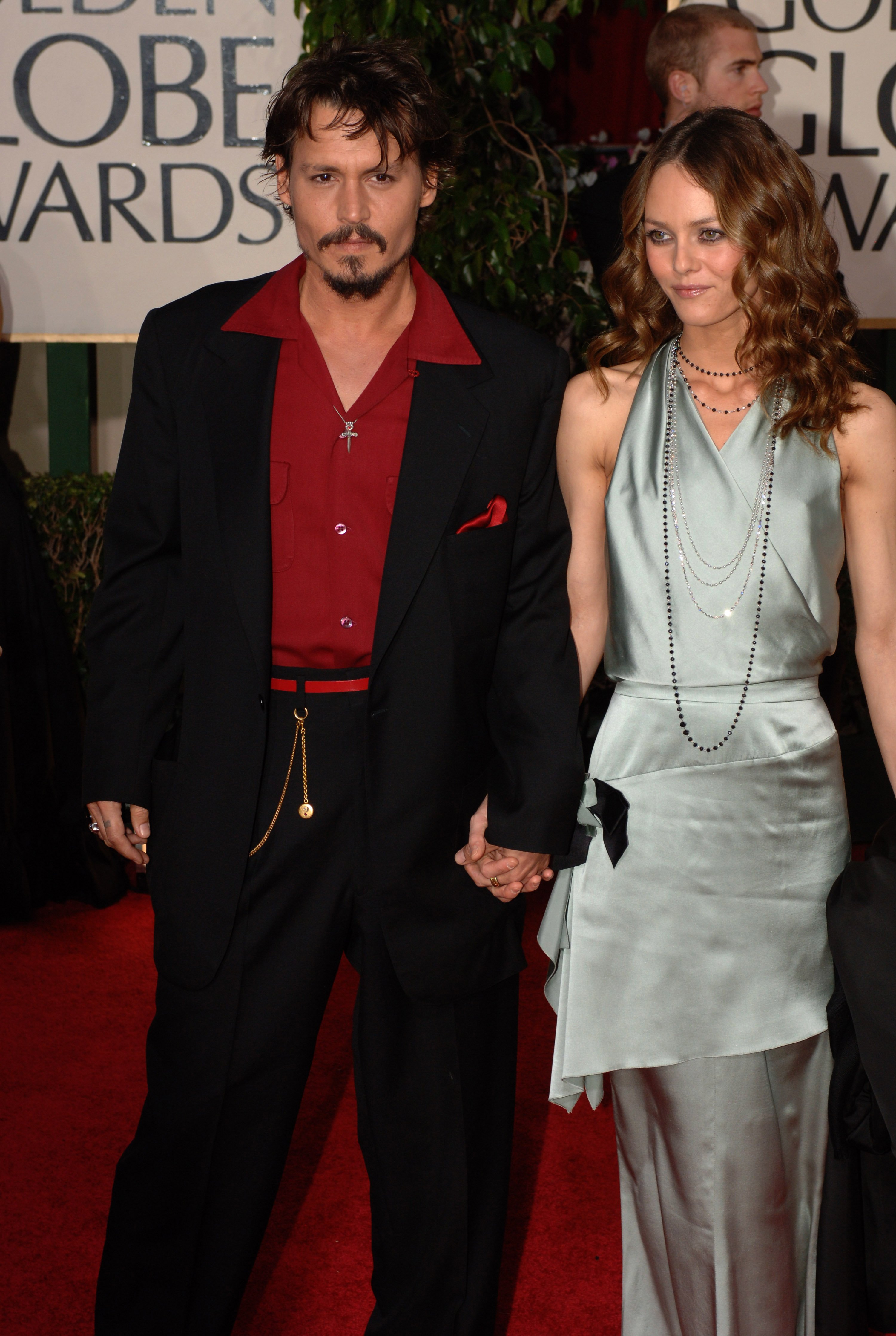 Johnny Depp und Vanessa Paradis bei den Golden Globes im Jahr 2006 | Quelle: Getty Images