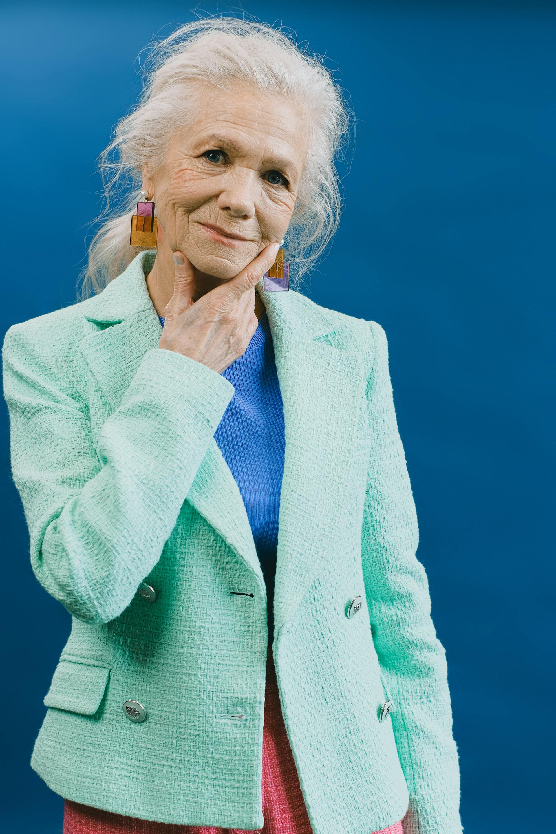 An older lady smiling | Source: Pexels