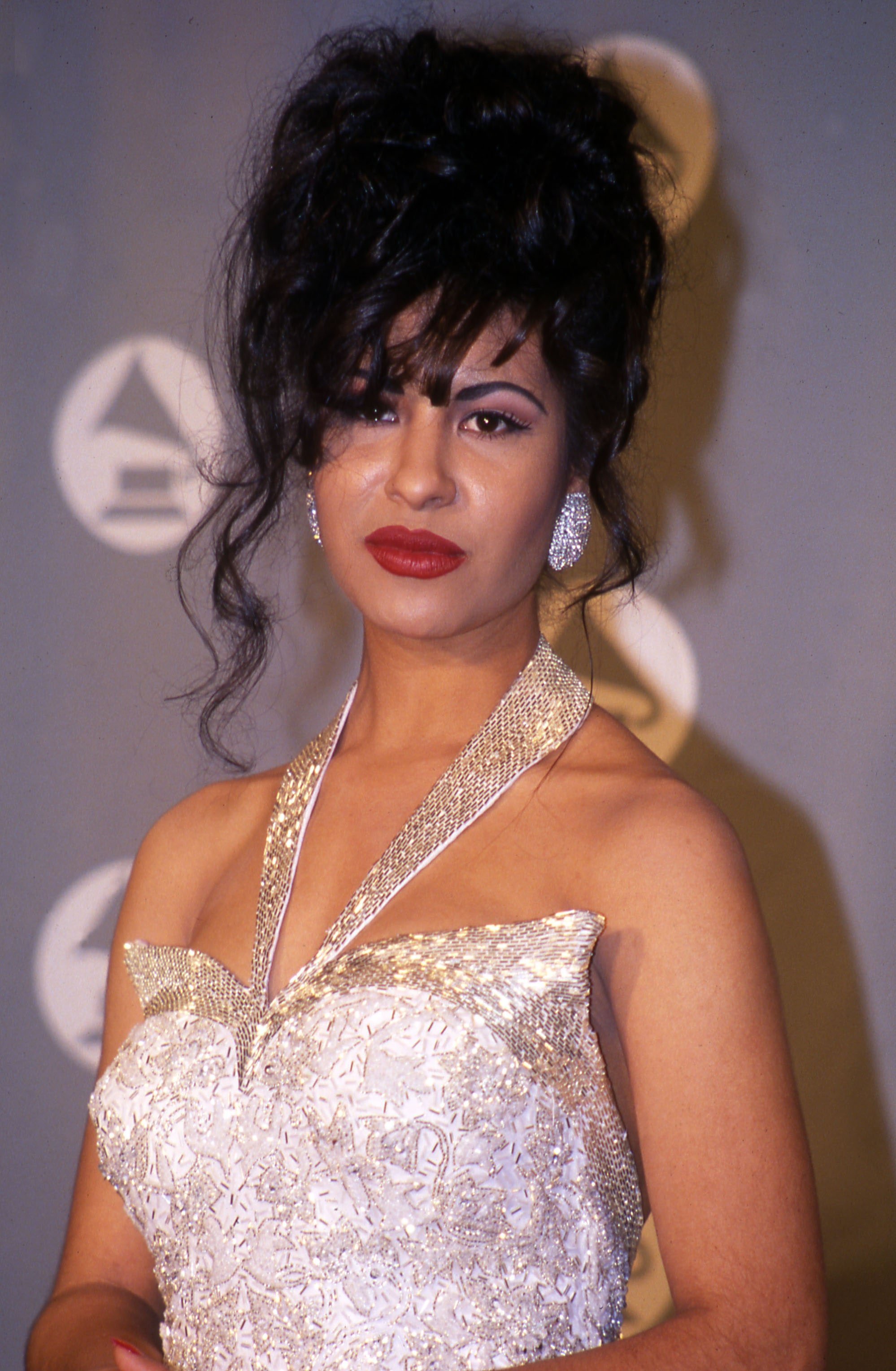 Selena on the night she accepted her Grammy Award for Best Mexican Album, on March 9, 1994. | Photo: Getty Images. 