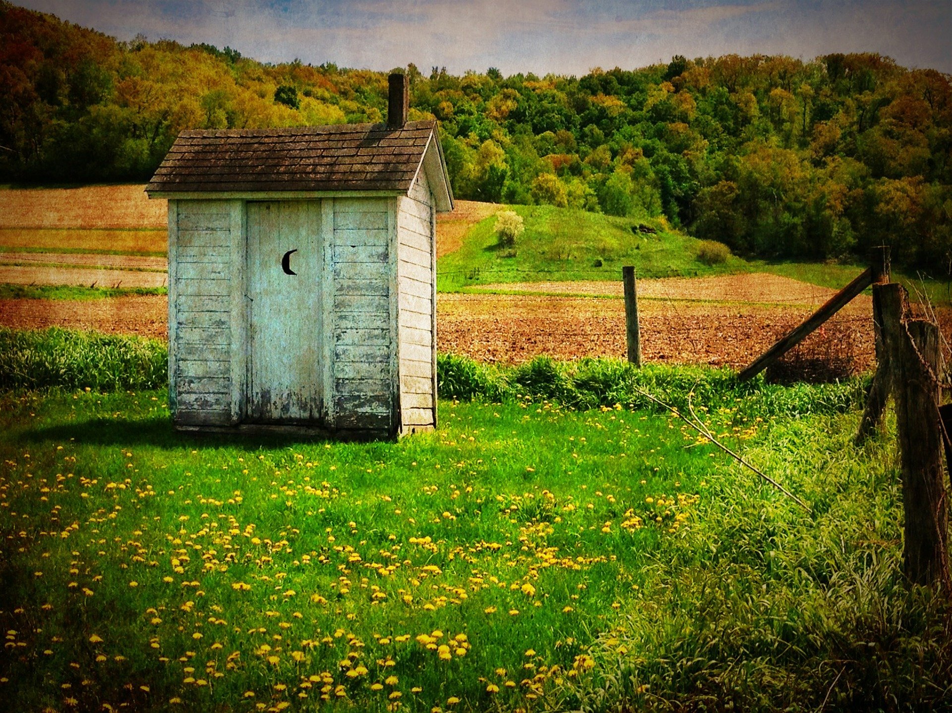 An outhouse in a field. | Photo: Pixabay/Lisa Baird 