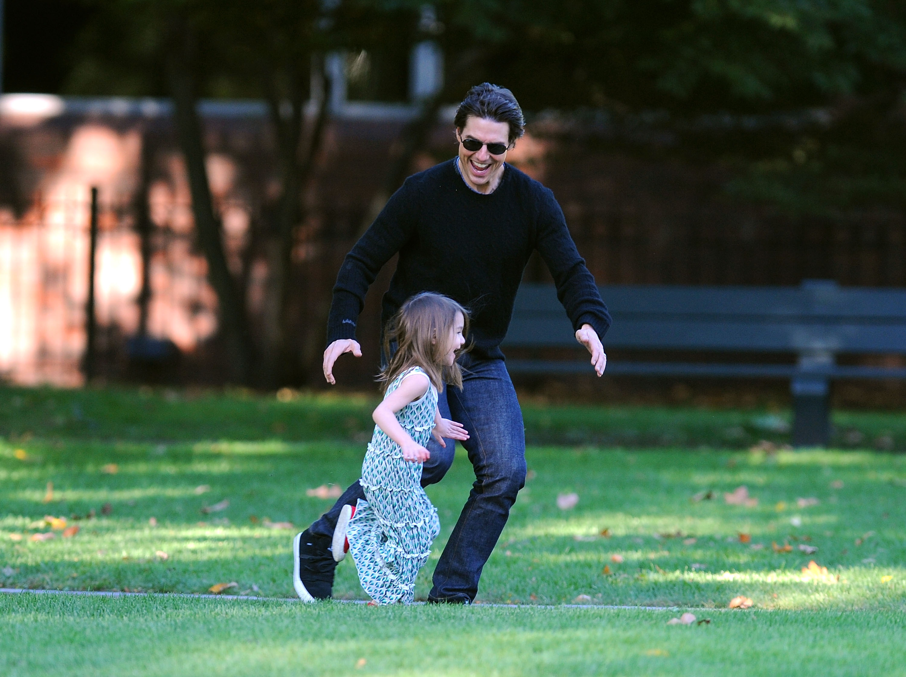 Tom Cruise and Suri Cruise in Cambridge, Massachusetts on October 10, 2009. | Source: Getty Images