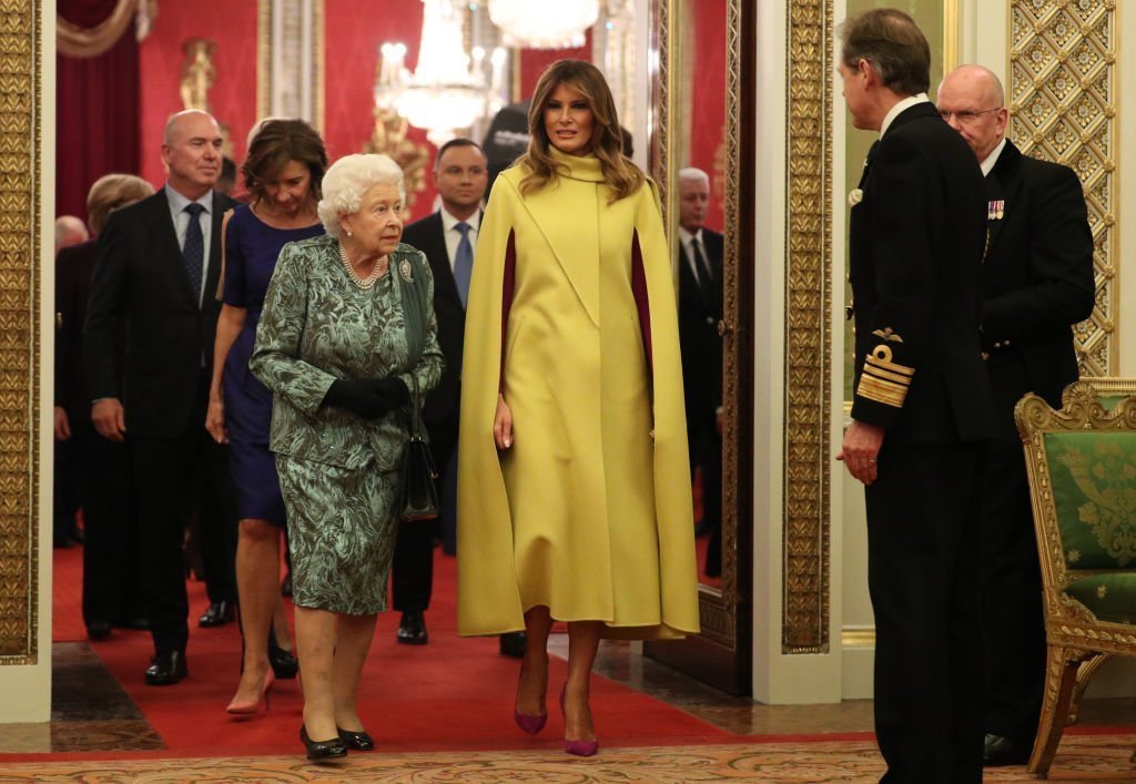 La reine Elizabeth II et la première dame Melania Trump assistent à une réception pour les dirigeants de l'OTAN organisée par la reine Elizabeth II au palais de Buckingham. | Photo : Getty Images