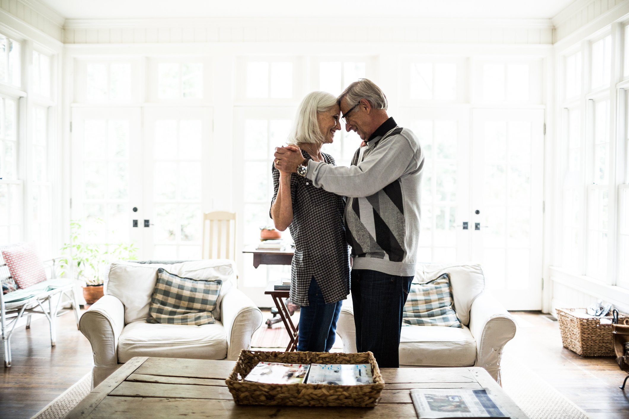Ein Bild eines älteren Paares, das im Wohnzimmer tanzt. | Quelle: Getty Images