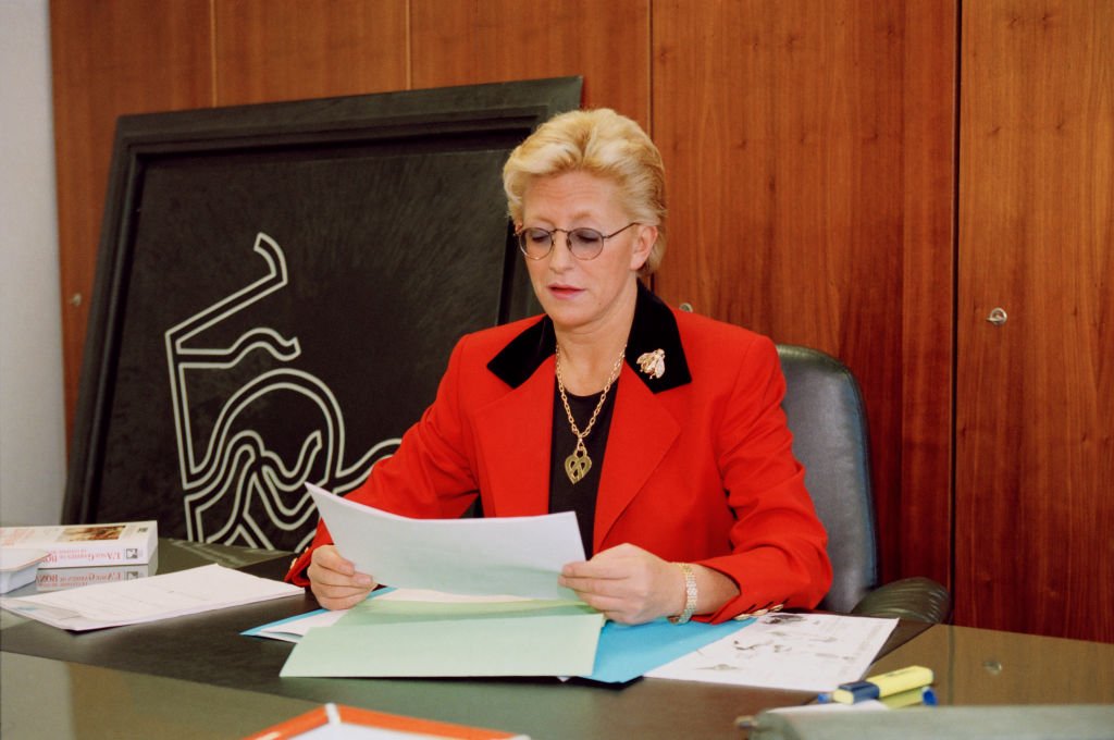 Isabelle Balkany, épouse de Patrick Balkany, et vice-président du conseil départemental des Hauts de Seine, dans son bureau. | Photo : Getty Images