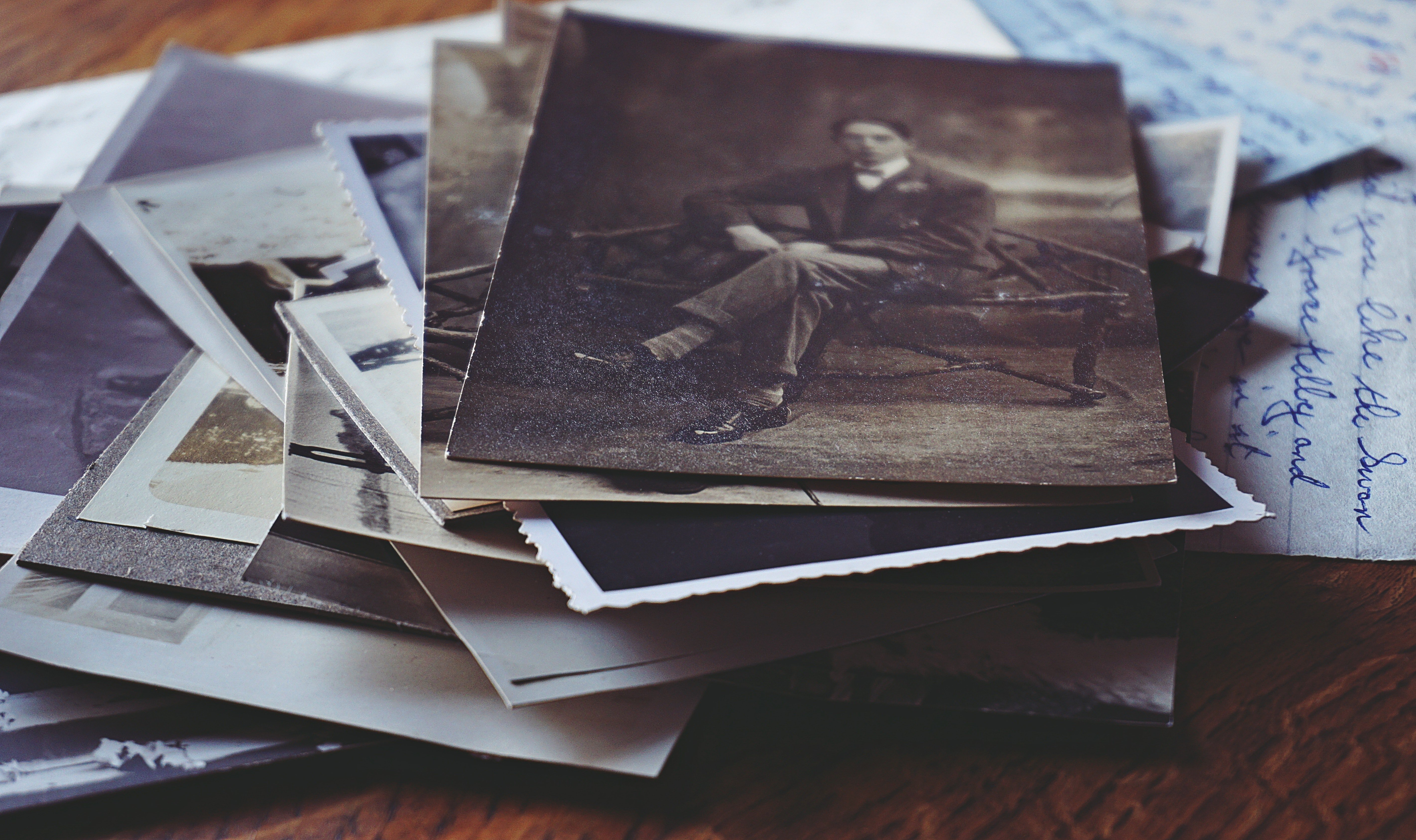 Karen looked through the old letters and photos left behind by her father. | Source: Pexels
