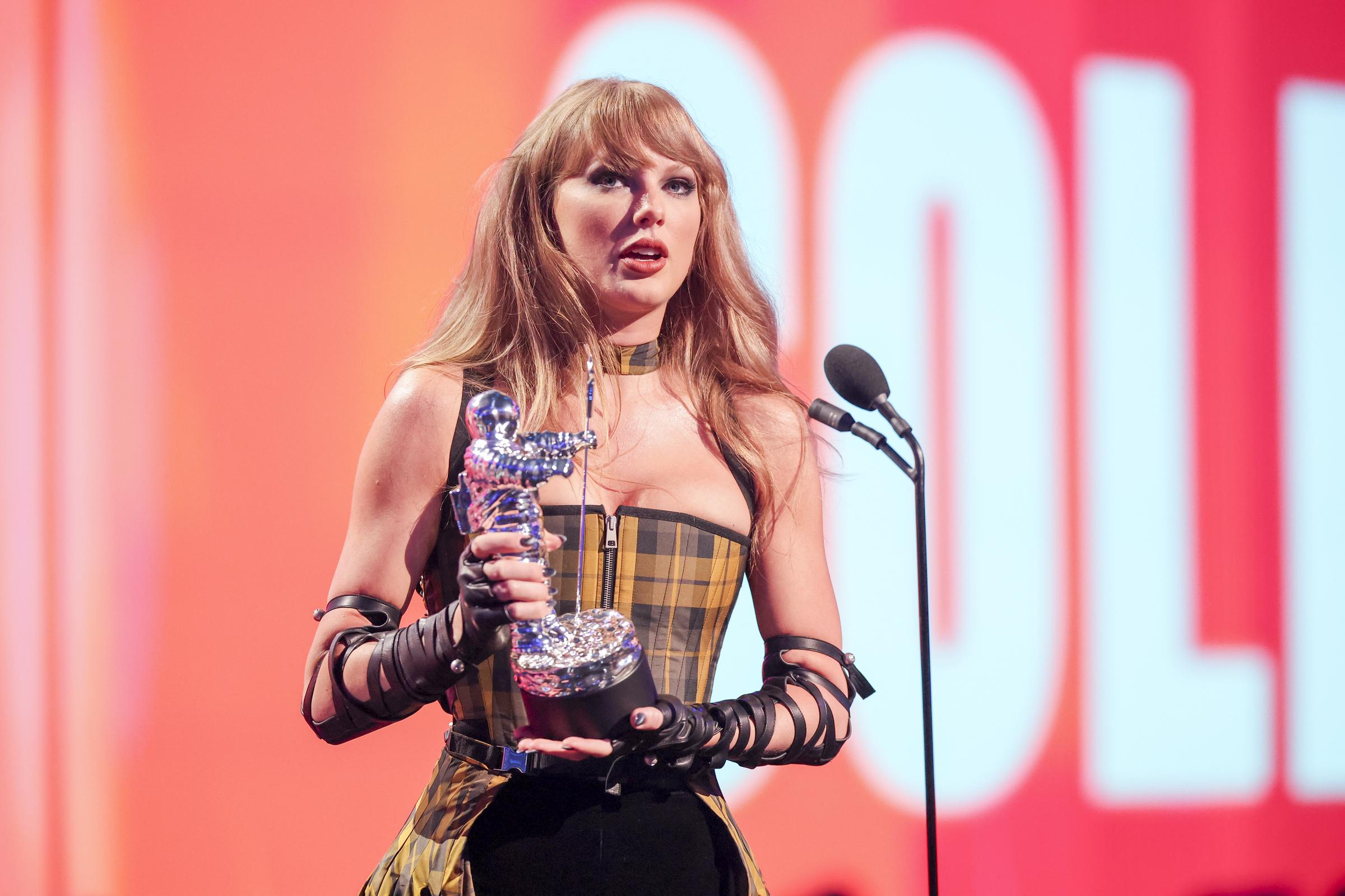 Taylor Swift accepts the Best Collaboration award for "Fortnight" at the 2024 MTV Video Music Awards on September 11, 2024 | Source: Getty Images