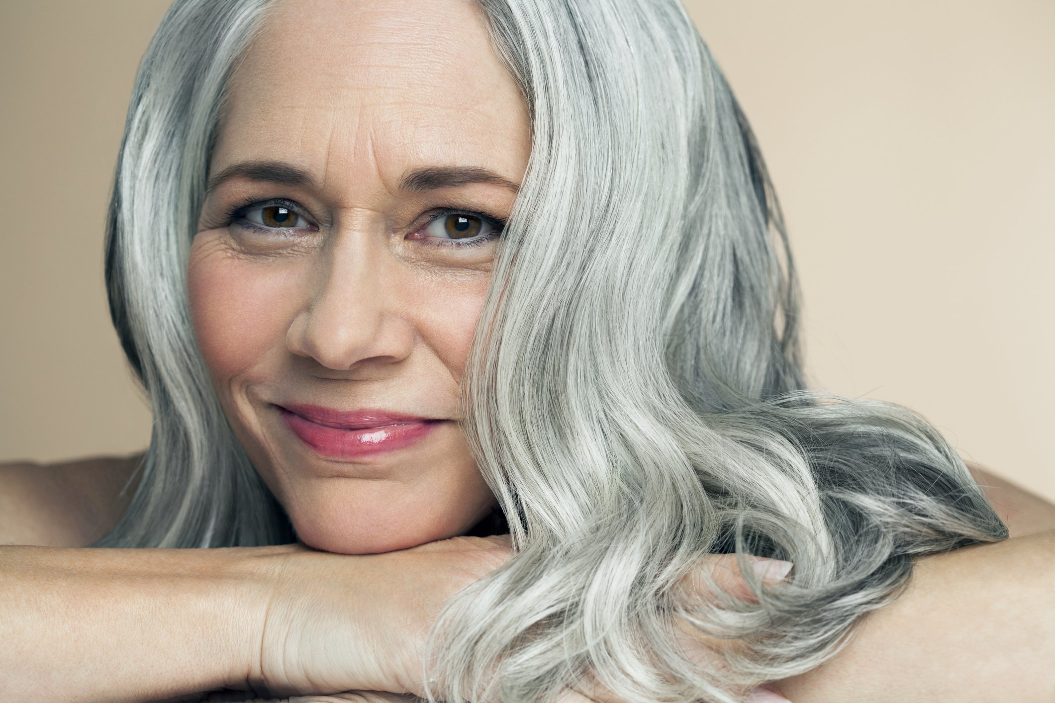 Une femme avec des cheveux gris. | Photo : Getty Images
