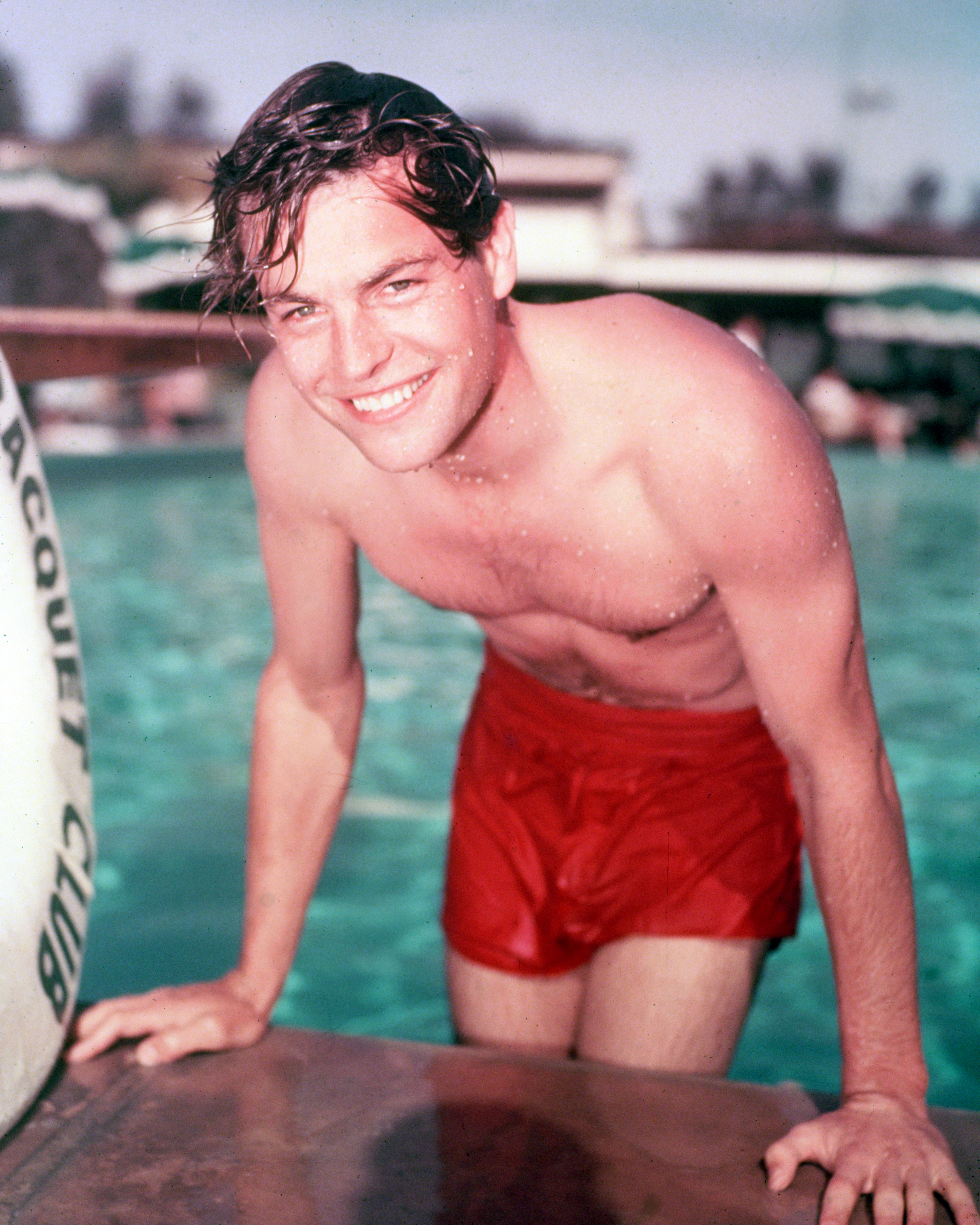 Robert Wagner photographed at a swimming pool in 1955 | Source: Getty Images