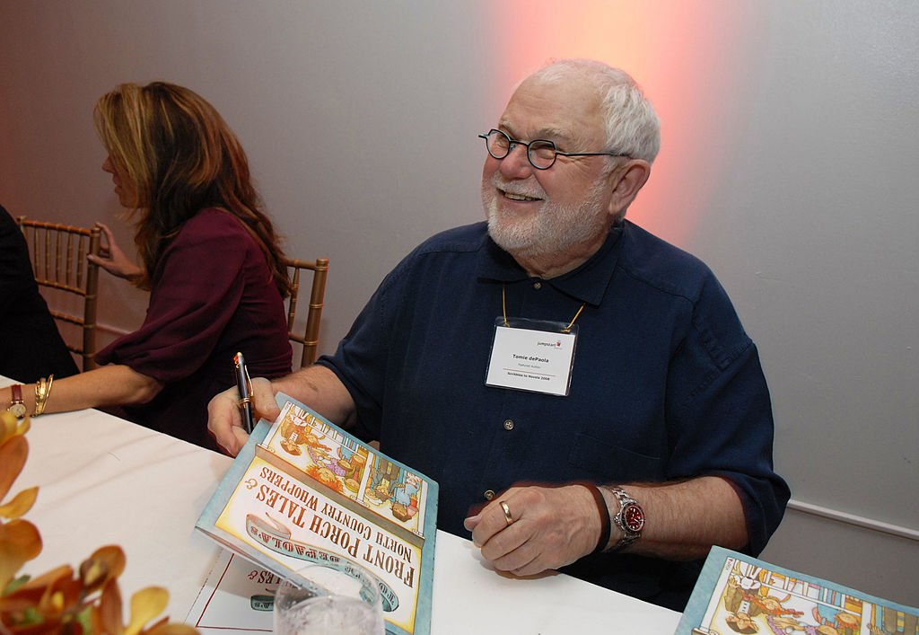  Author Tomie dePaola signs books at the fourth annual "Scribbles to Novels" gala to benefit Jumpstart April 28, 2008  | Photo: Getty Images