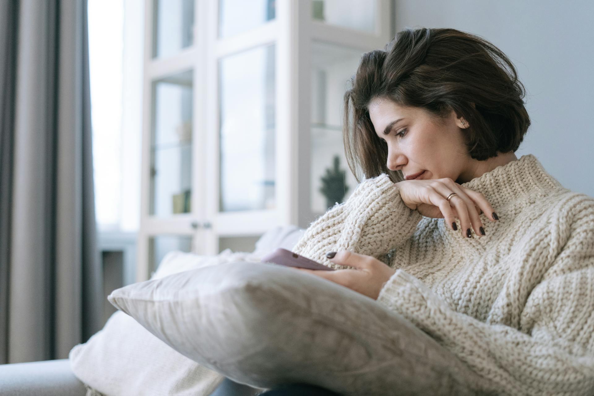 Upset woman sitting on couch | Source: Pexels