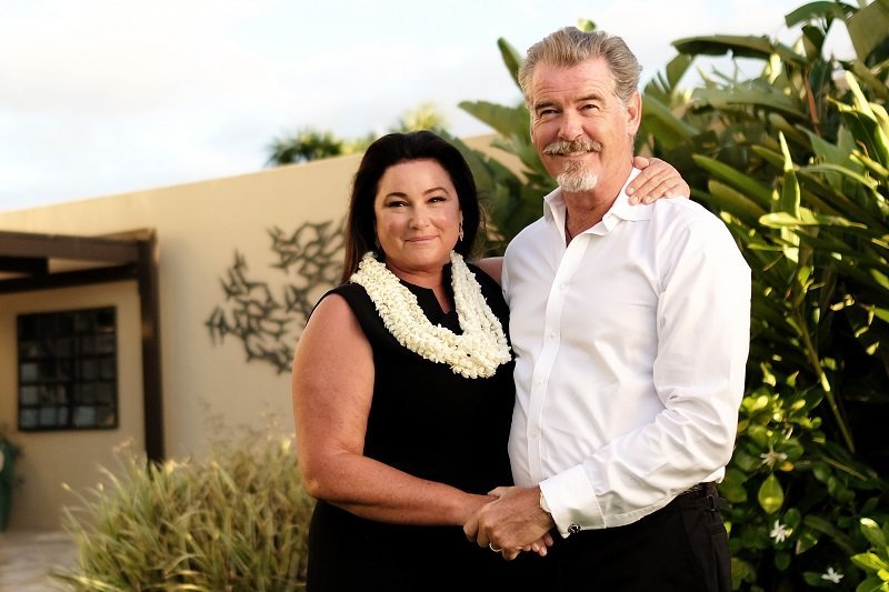 Keely Shaye Smith and Pierce Brosnan at Wailea on June 23, 2017 in Wailea, Hawaii | Source: Getty Images