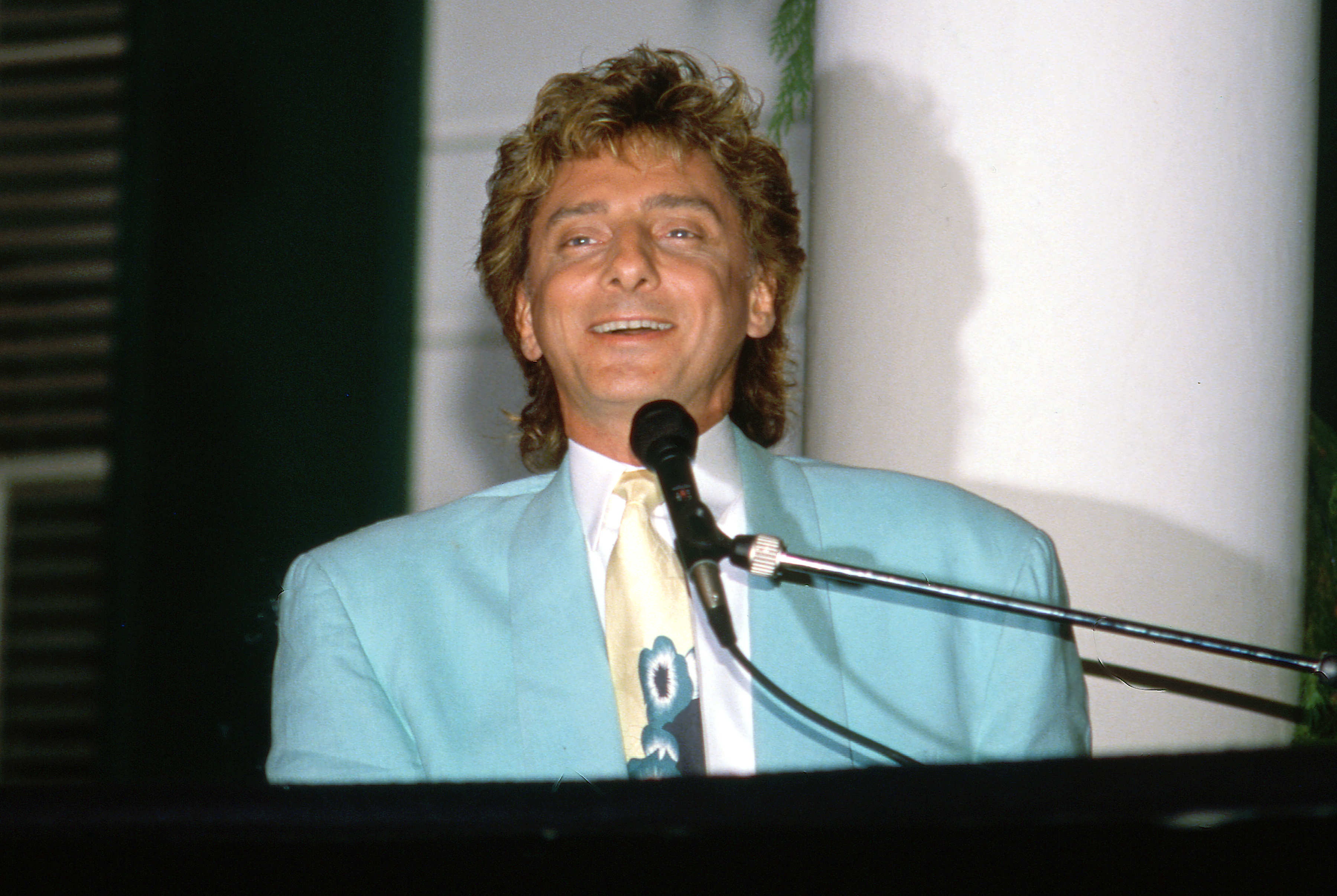 In this 2000 portrait, Manilow's jawline appears sharply defined, and his upper eyelids look more open than in photos from his younger years. Those were among the details Motykie later cited when discussing possible cosmetic changes. | Source: Getty Images
