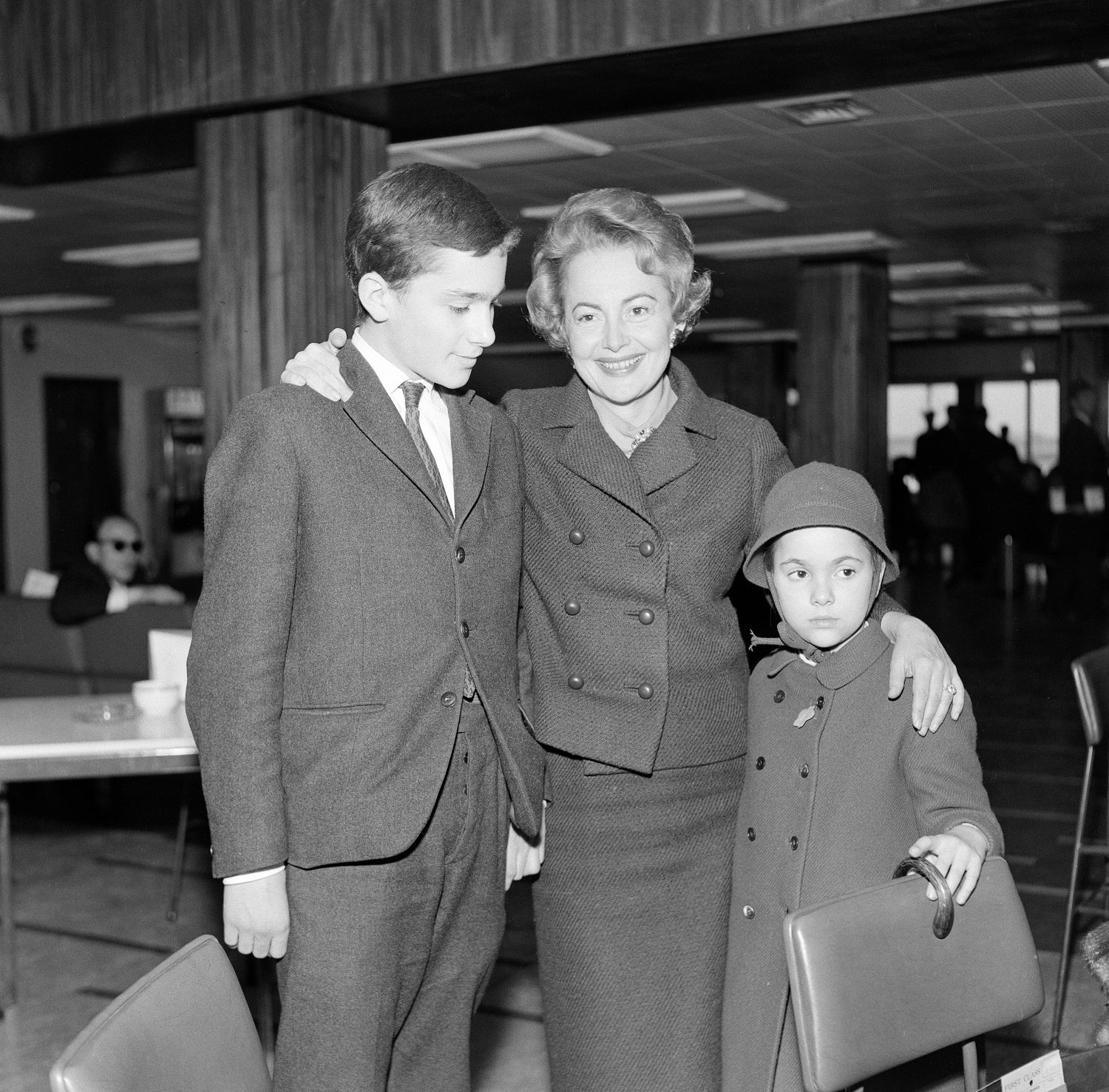Olivia De Havilland en el aeropuerto de Londres con sus hijos Benjamin y Gisèle esperando un vuelo de regreso a París, el 15 de abril de 1964. | Foto: Getty Images Olivia De Havilland en el aeropuerto de Londres con sus hijos Benjamin y Gisèle esperando un vuelo de regreso a París, el 15 de abril de 1964. | Foto: Getty Images