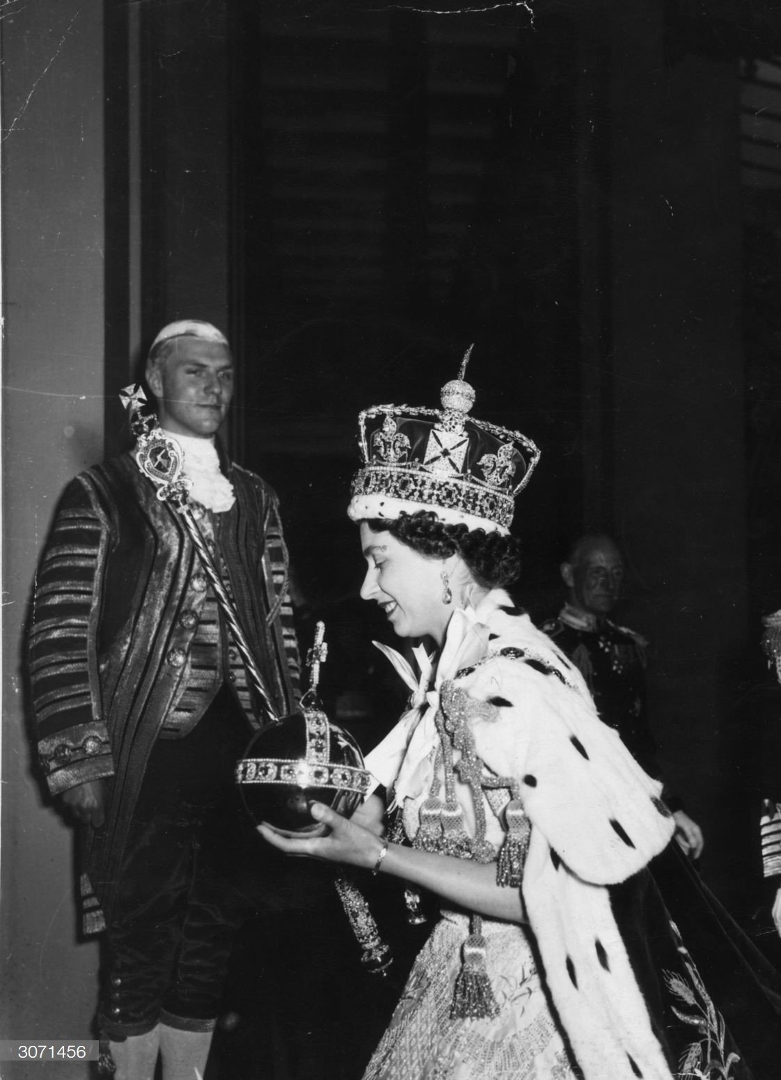 Queen Elizabeth II, wearing the Imperial State crown and carrying the Orb and Sceptre, returns to Buckingham Palace following her Coronation on 2nd June 1953. | Source: Getty Images