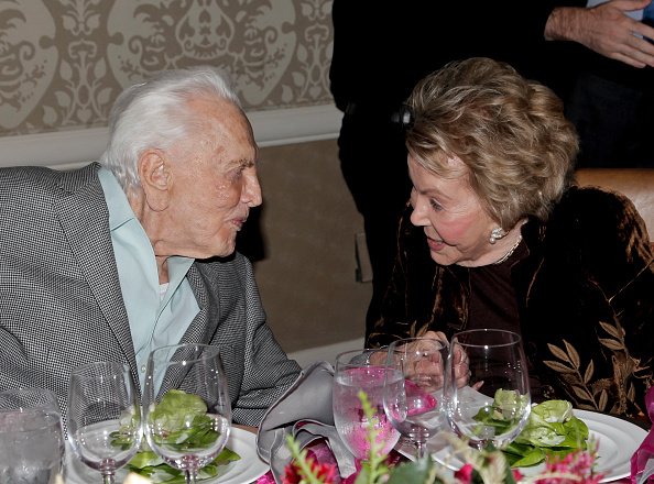 Kirk Douglas et Anne Douglas assistent au gala Los Angeles Mission Legacy of Vision au Four Seasons Hotel Los Angeles. |Photo : Getty Images