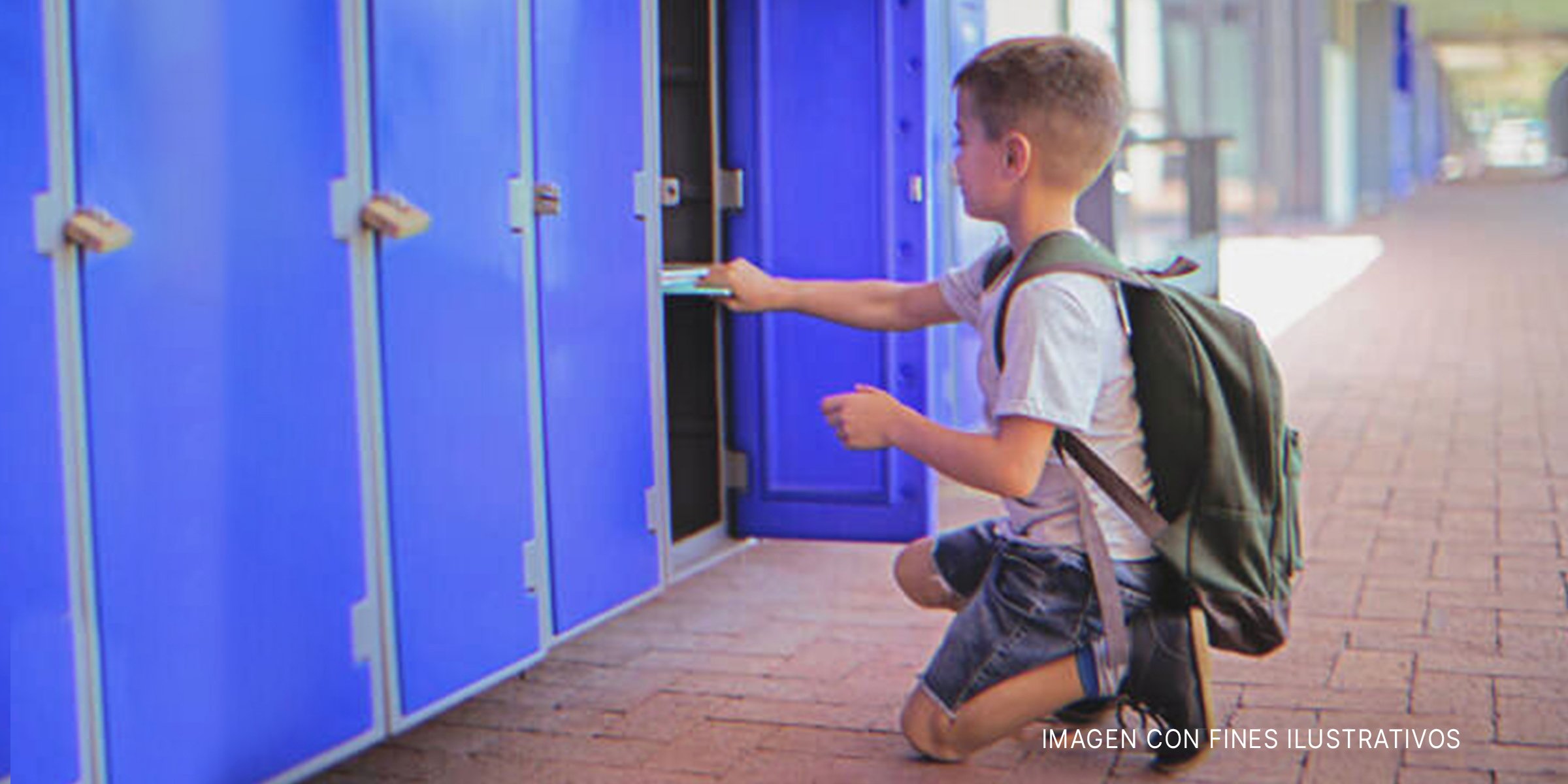 Niño abriendo un casillero | Foto: Shutterstock 
