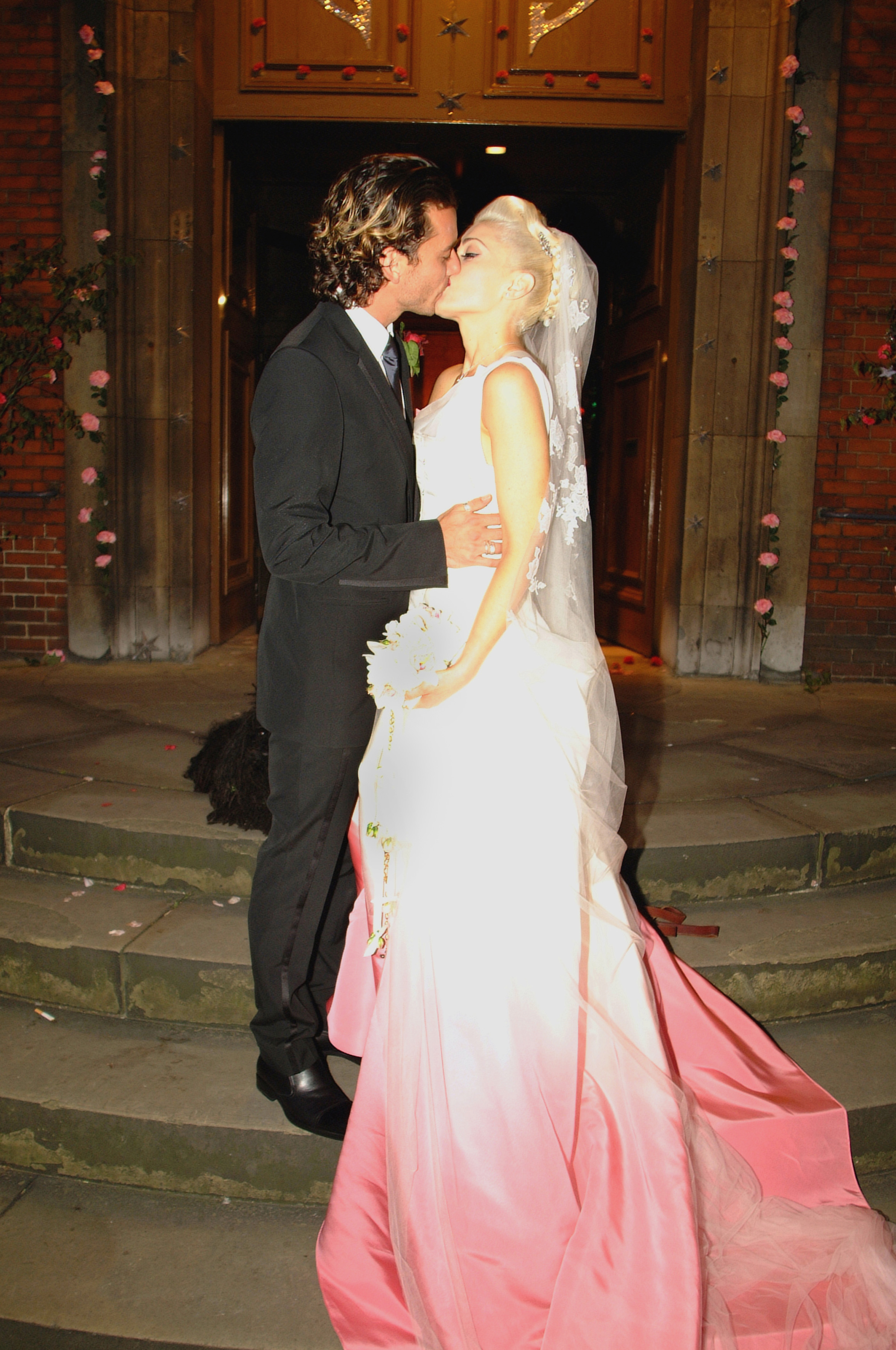 Gwen Stefani and Gavin Rossdale share a moment on their wedding day in London, England, on September 14, 2002 | Source: Getty Images