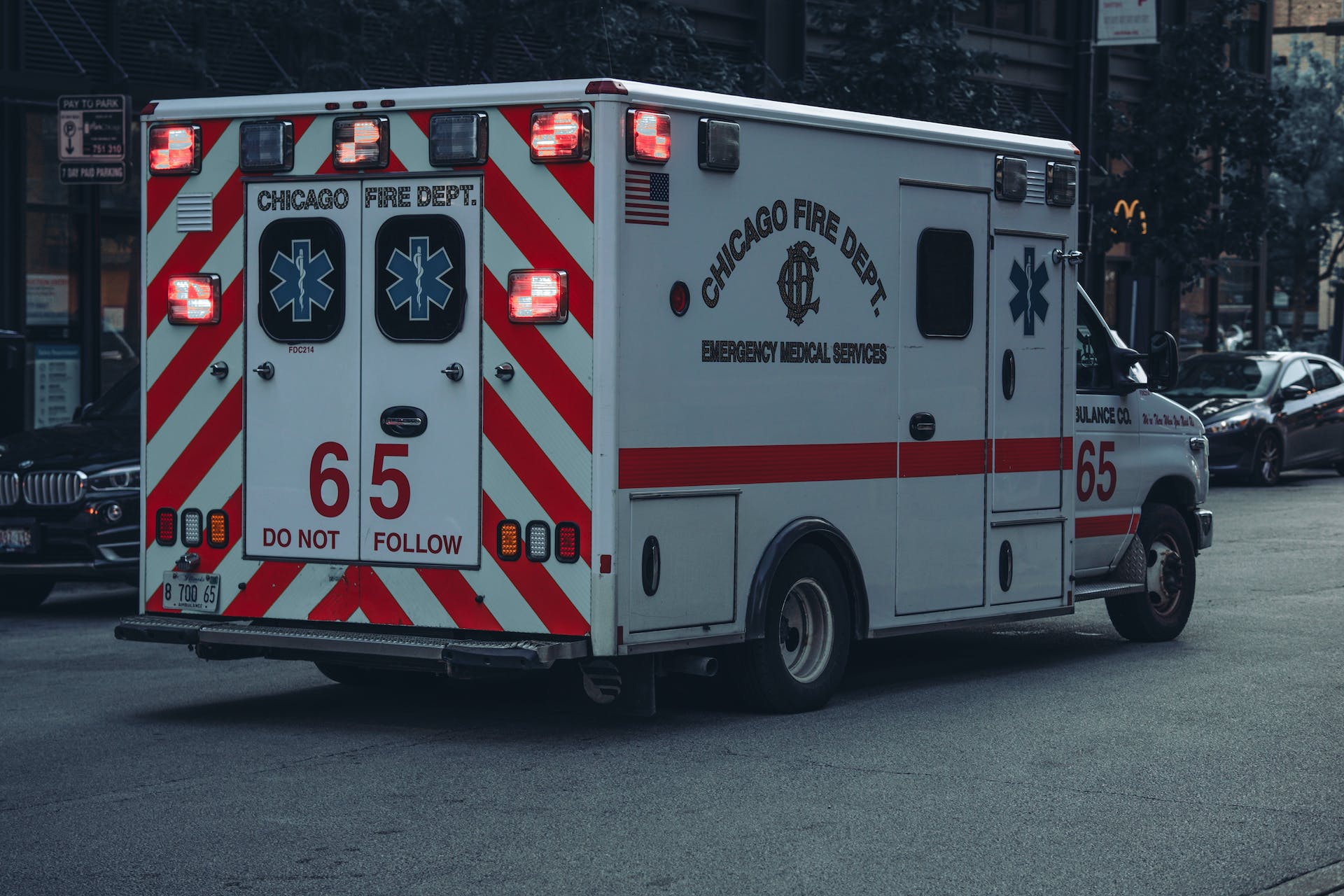 An ambulance on a street | Source: Pexels