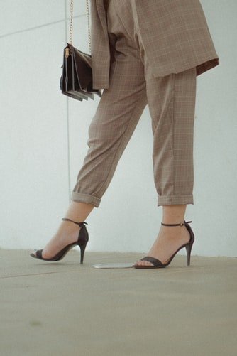 une femme portant un tailleur. | Photo : Unsplash