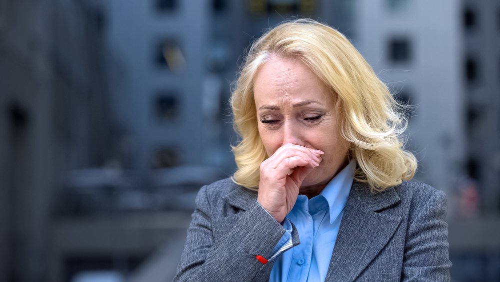 Mujer llorando con su mano sobre su cara. | Foto: Shutterstock