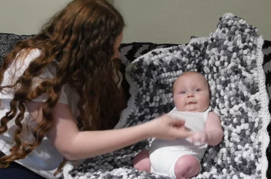 Rosie Higgs y su bebé Henry Higgs. | Foto: Captura de Youtube/SWNS
