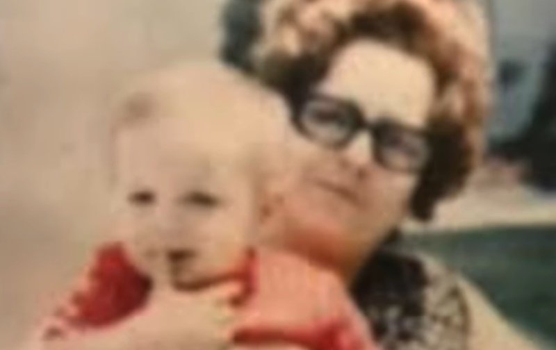 Una vieja foto de Matilde Sánchez Repiso, abuela paterna de Luis Miguel, con el famoso cantante en su regazo. | Foto: Captura de pantalla de YouTube/Productora 69