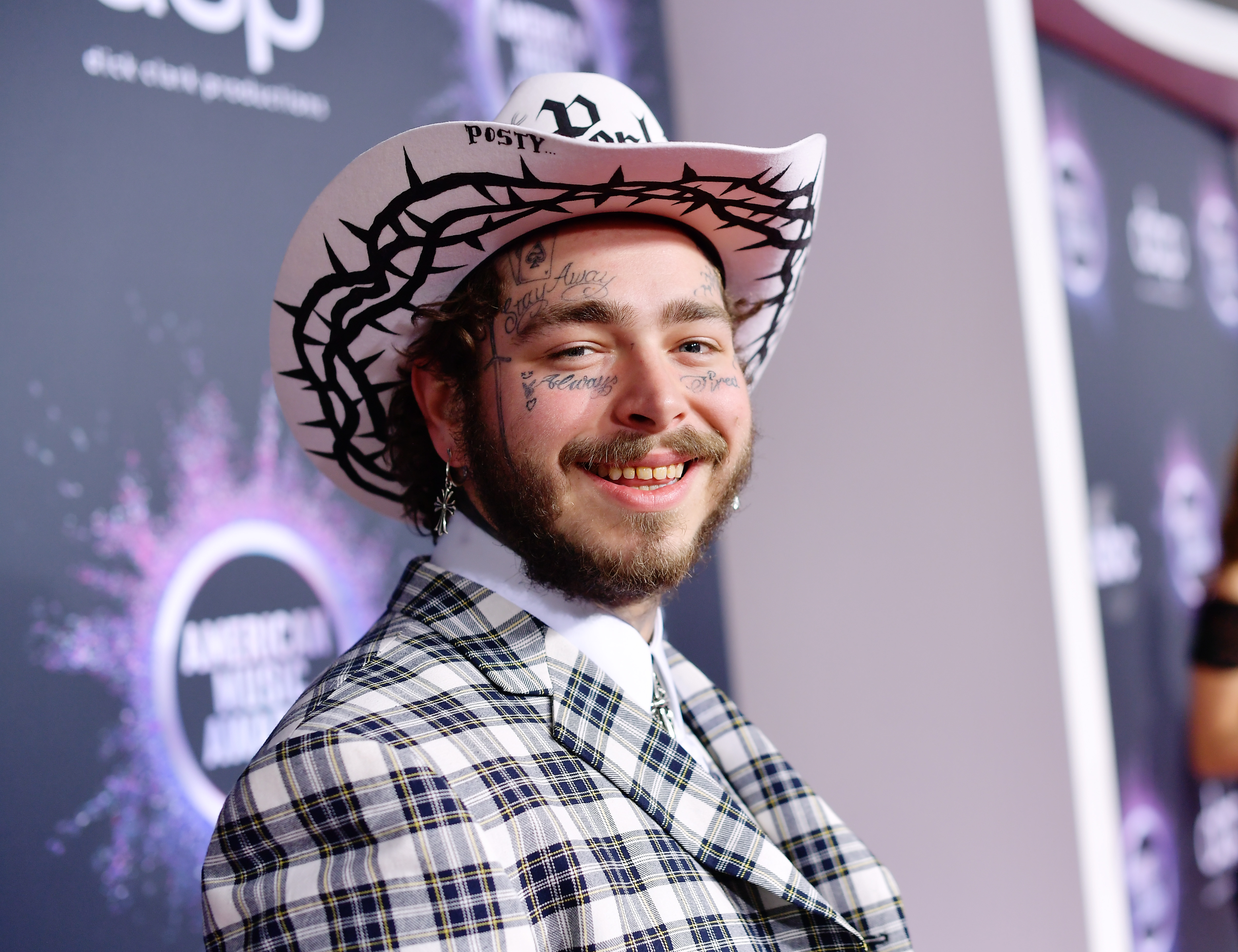 Post Malone at the 2019 American Music Awards on November 24, 2019, in Los Angeles, California. | Source: Getty Images