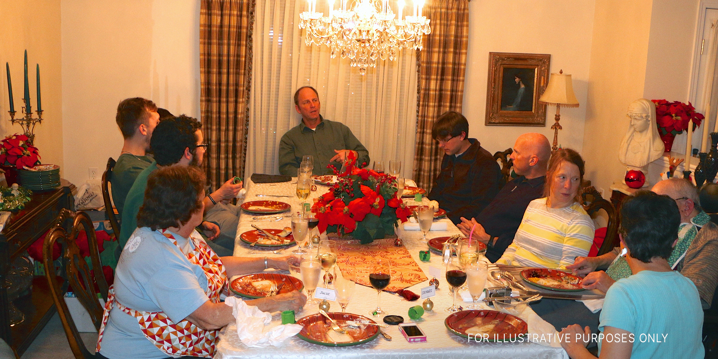 A family gathered for Christmas dinner | flickr.com/oakleyoriginals/CC BY 2.0