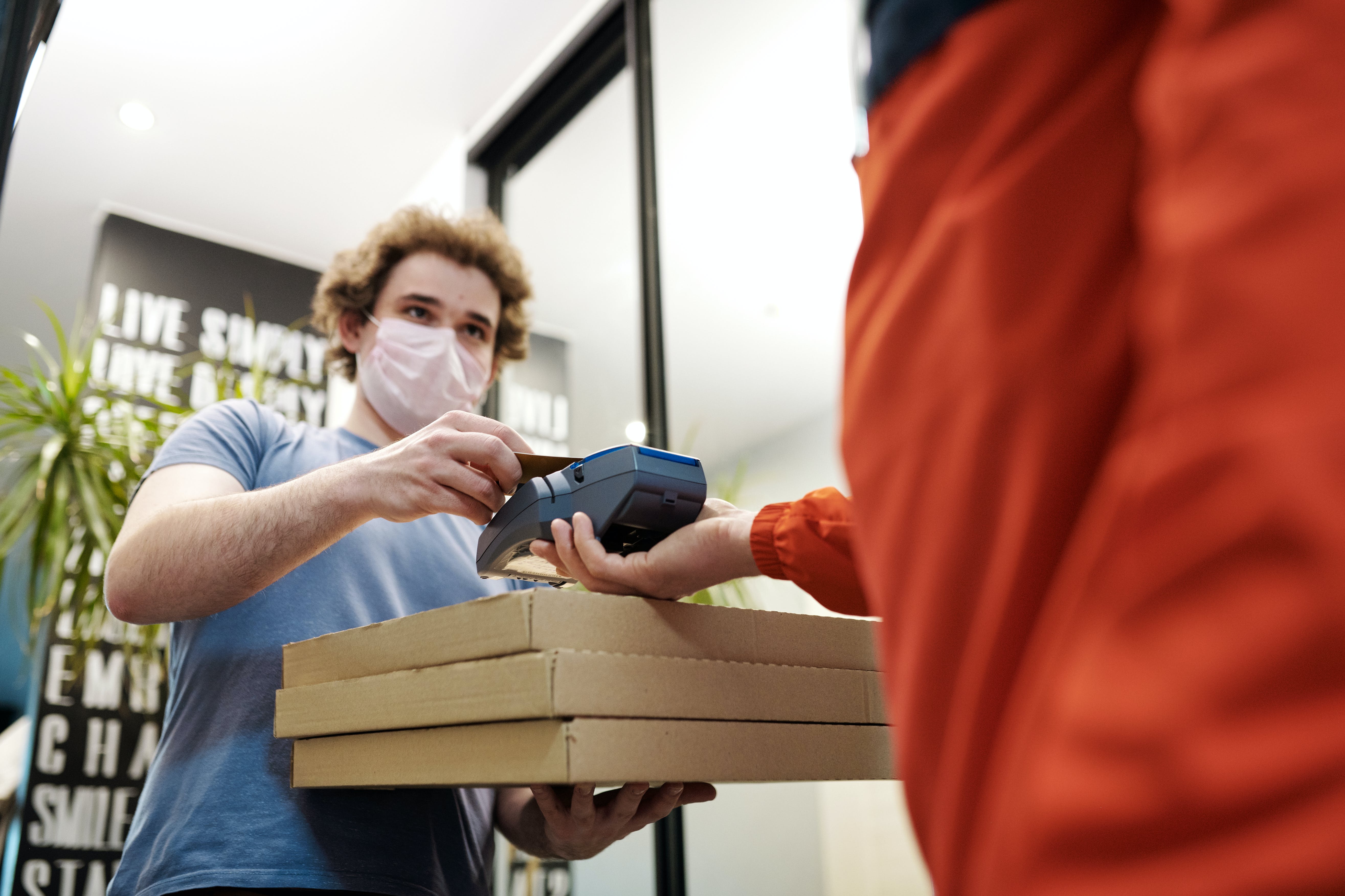 A man receiving his pizza order. | Source: Pexels