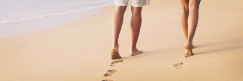 Un couple se balade à la plage | Photo : Shutterstock Un couple se balade à la plage | Photo : Shutterstock